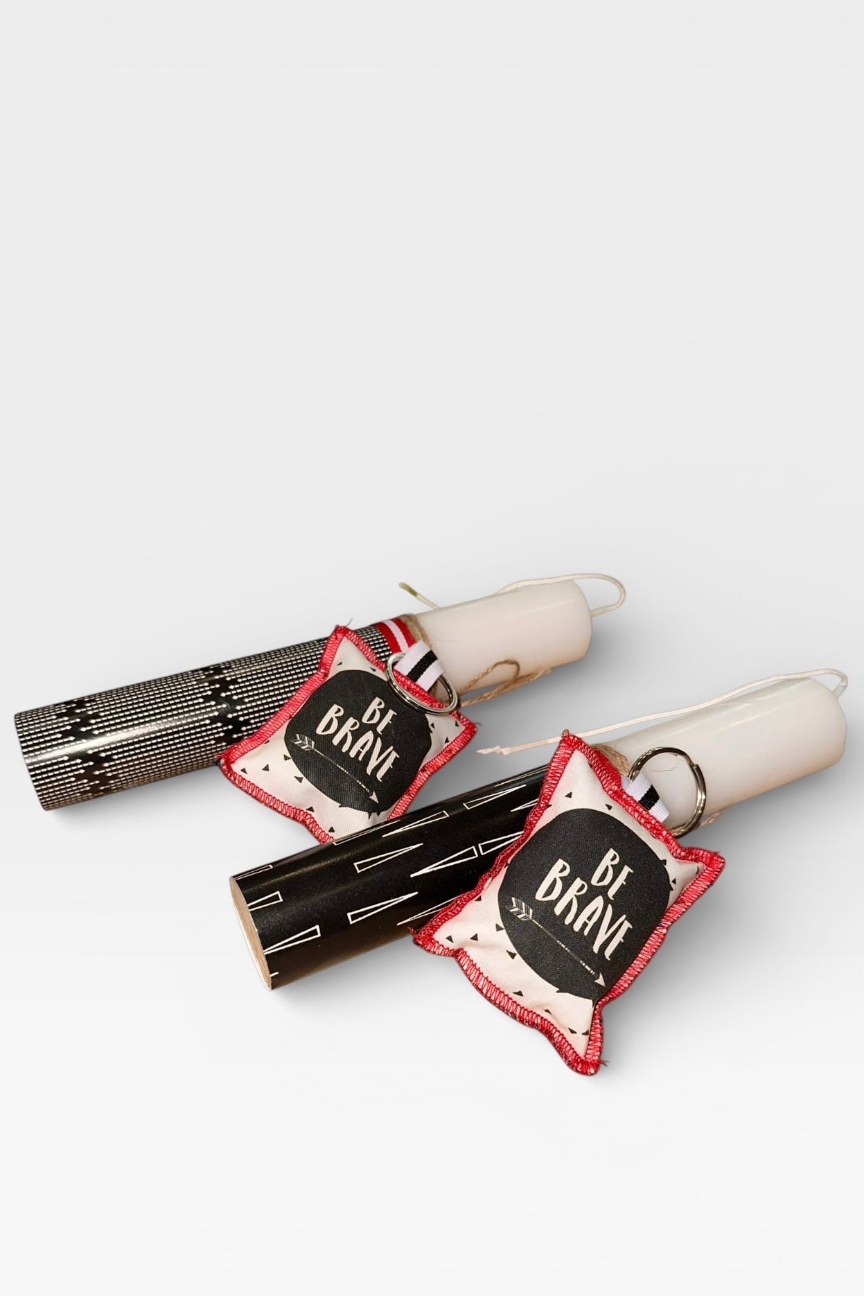 Maria Davilla - Λαμπάδα Χειροποίητη Με Μπρελόκ “Be Brave” (Αντρική)