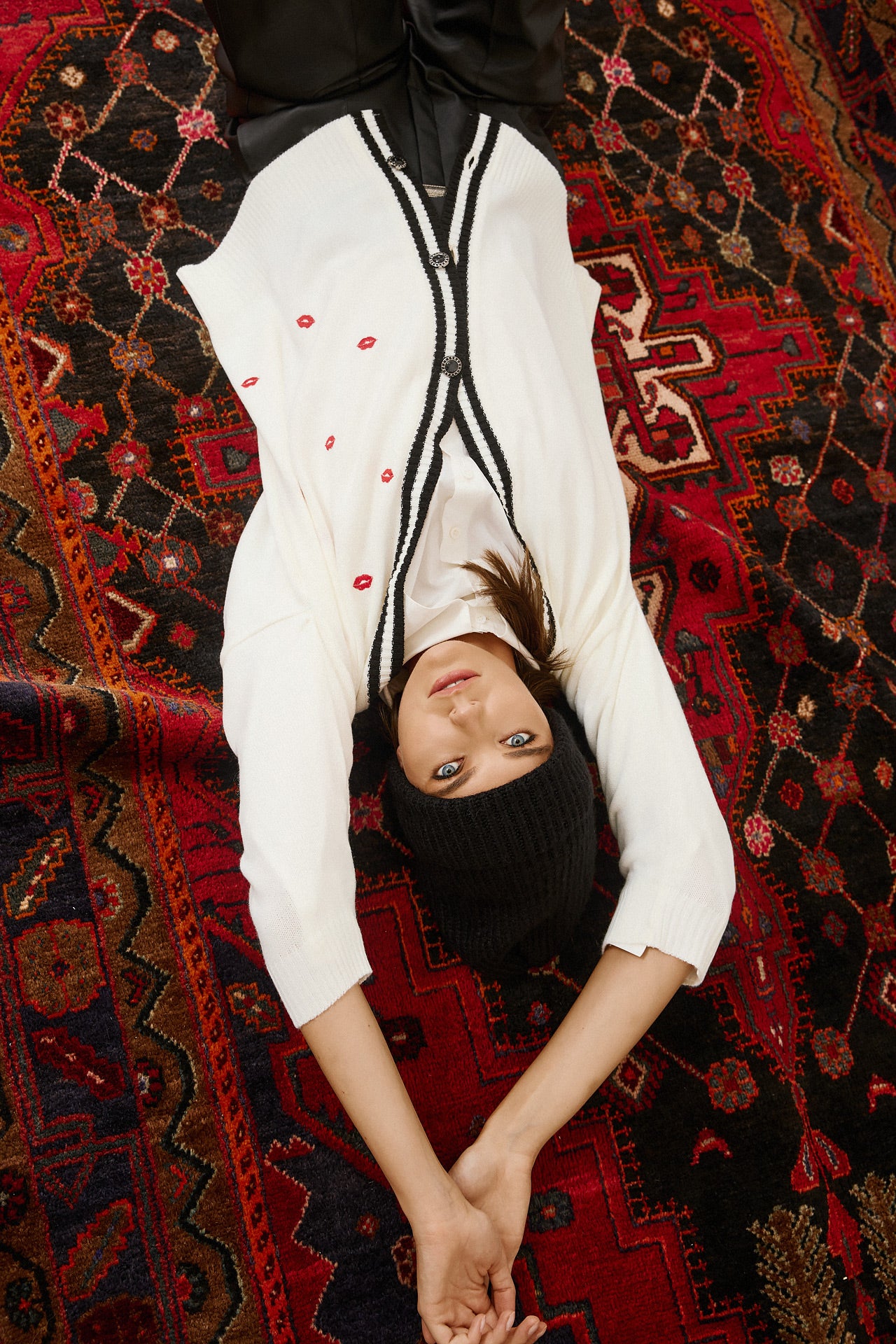 Eighty2 by Figaro - Λευκή Oversize Ζακέτα με Μαύρη Ρίγα & Κόκκινα Πλεκτά Στοιχεία “Play”