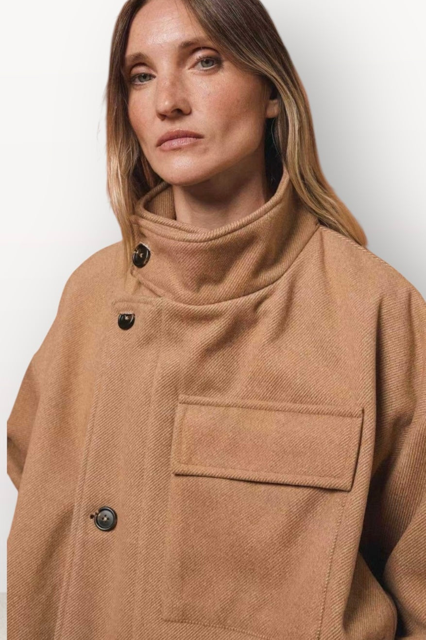 Gioya & Co - Κοντό Παλτό με Ψηλό Γιακά & Πολλαπλές Τσέπες Μόκα