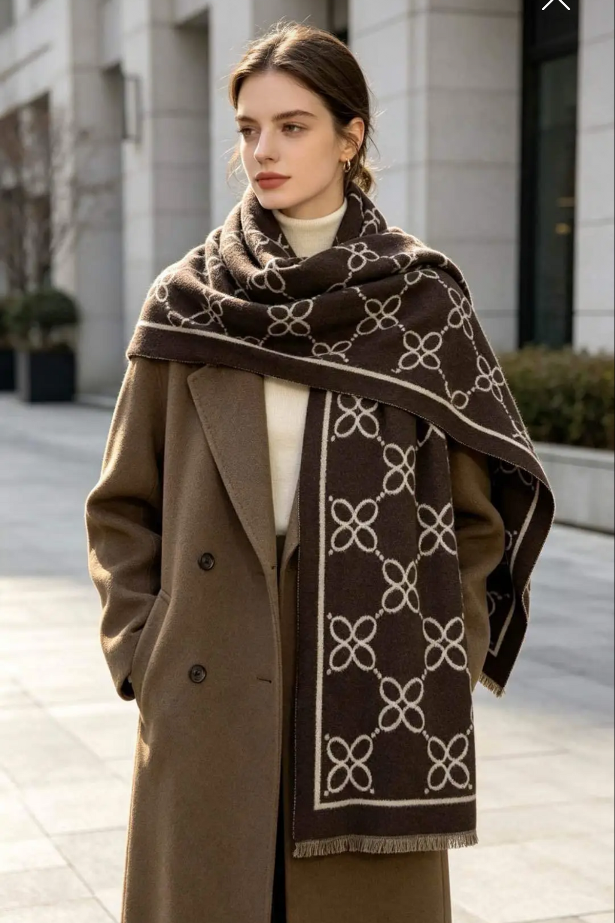 Victoria - Γυναικείο Oversized Κασκόλ Καφέ με Σχέδιο Αλυσίδας