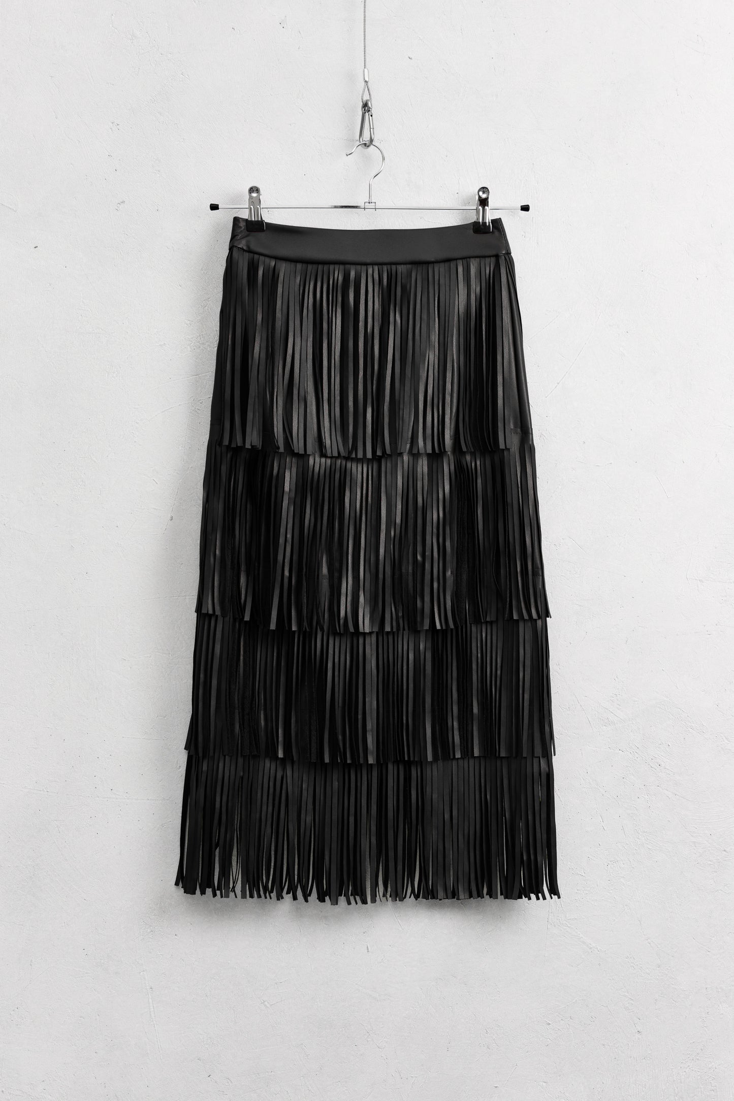 Lumina - Midi Φούστα από Δερματίνη με Πολυεπίπεδα Κρόσσια Μαύρη