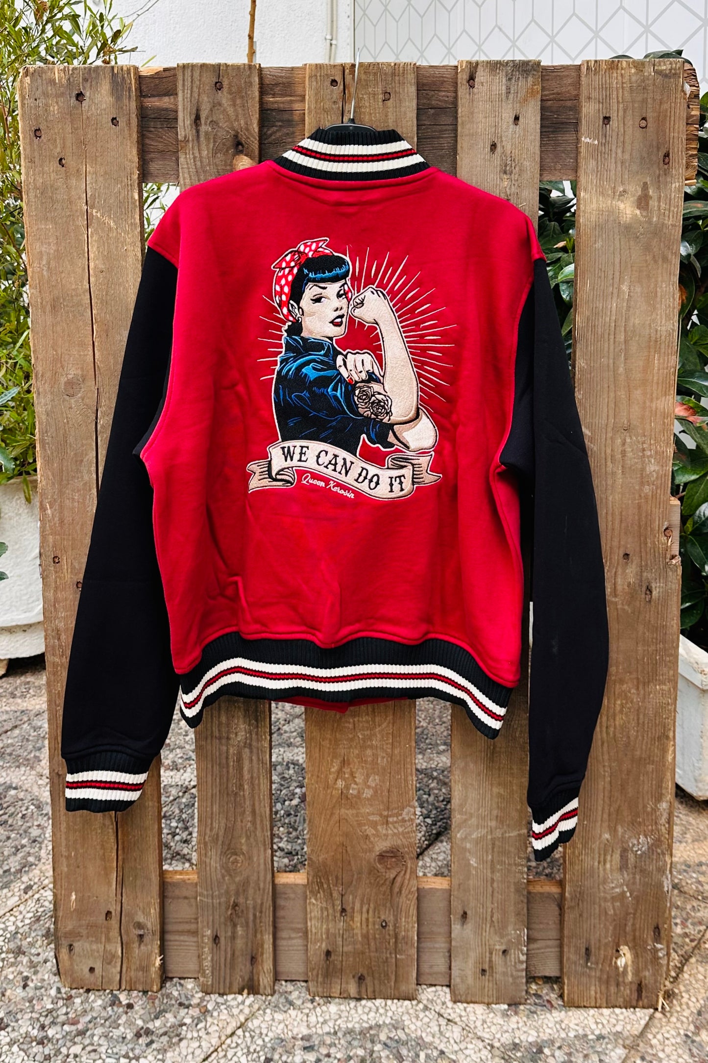 Queen Kerosin - Κολεγιακό Τζάκετ «We Can Do It» Κόκκινο