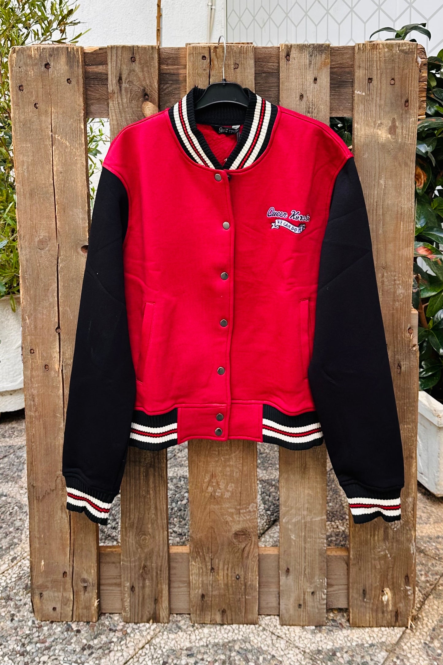 Queen Kerosin - Κολεγιακό Τζάκετ «We Can Do It» Κόκκινο