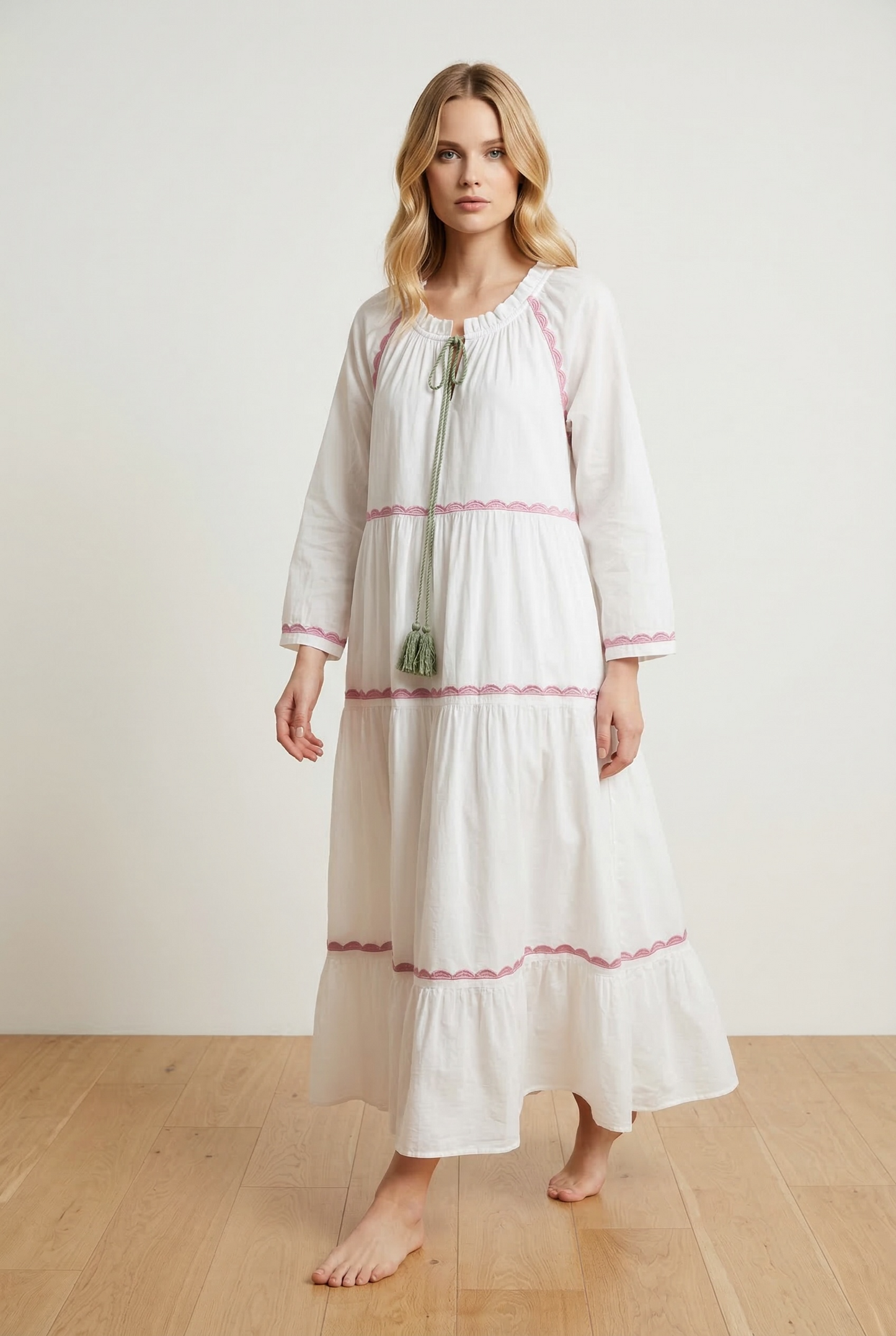 Gioya &Co - Λευκό Boho φόρεμα με ροζ διακοσμητικές λεπτομέρειες