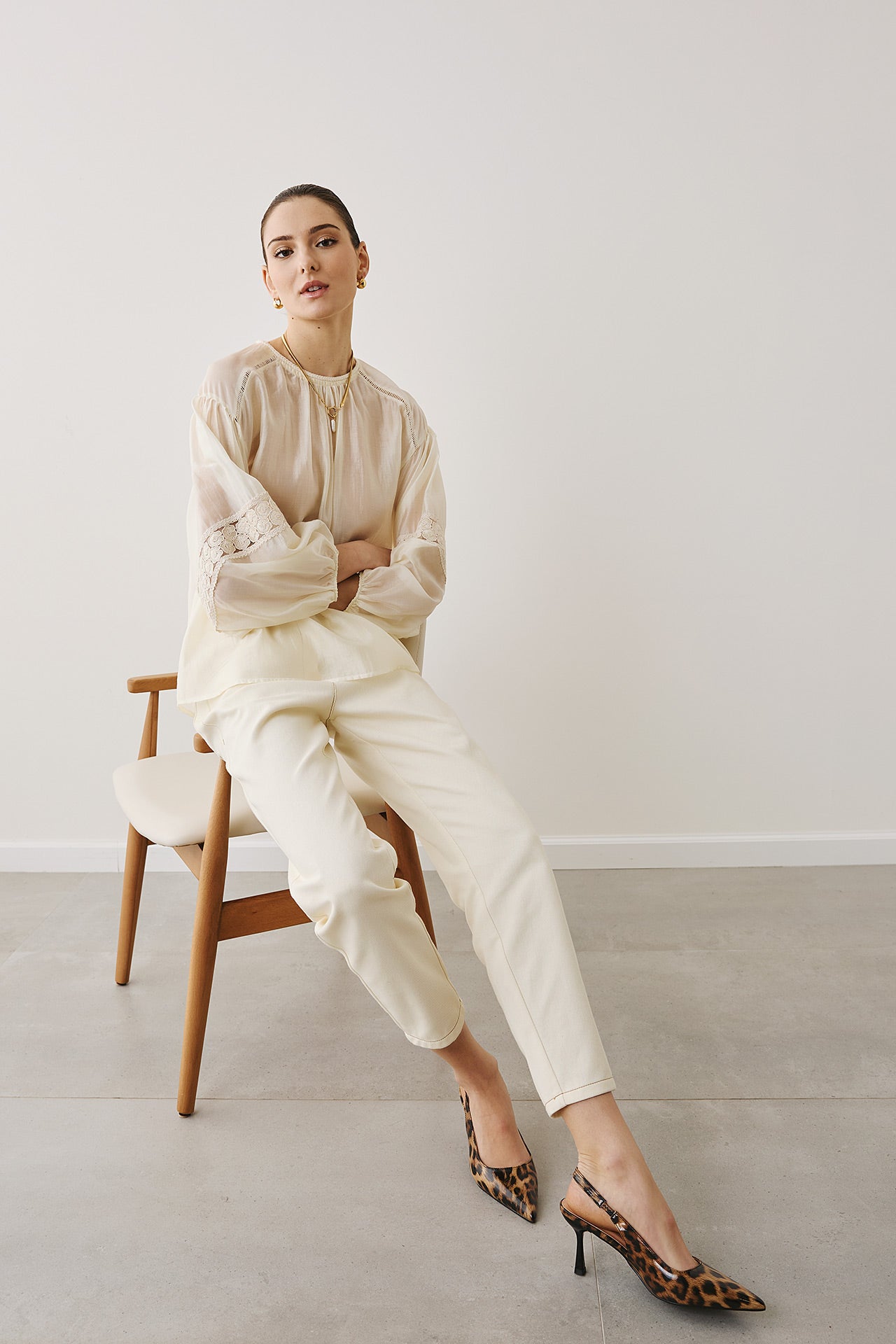 Figaro - Ρομαντική Μπλούζα με Φουσκωτά Μανίκια και Δαντέλα Μπέζ