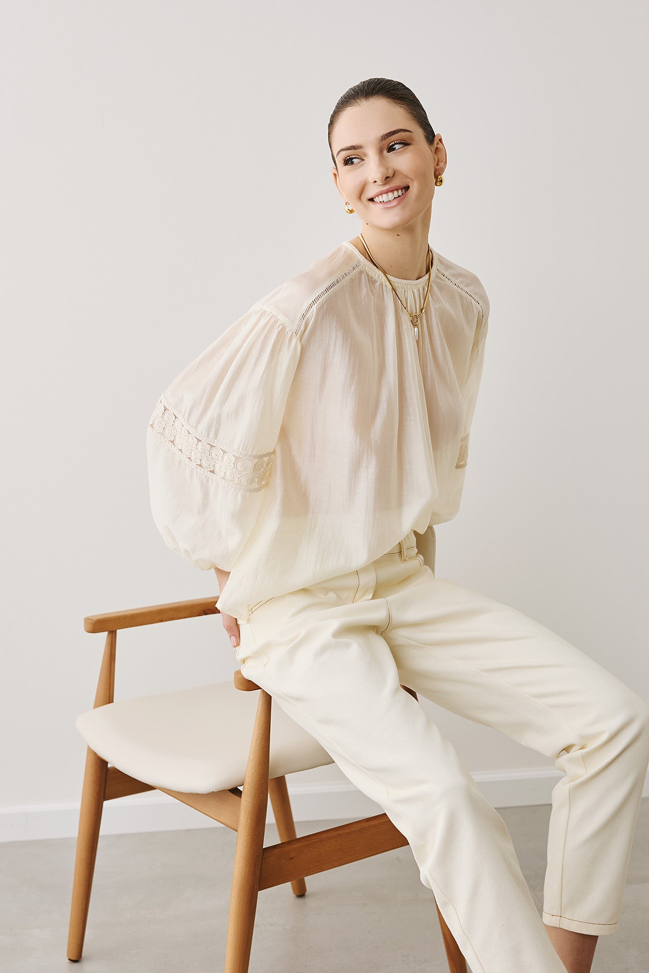 Figaro - Ρομαντική Μπλούζα με Φουσκωτά Μανίκια και Δαντέλα Μπέζ