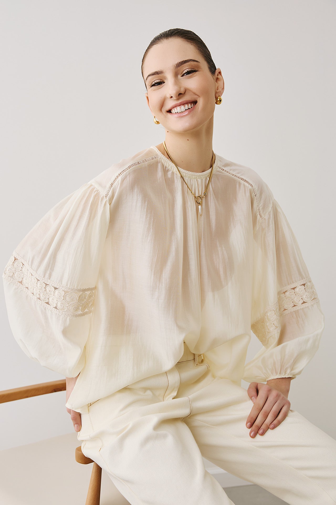 Figaro - Ρομαντική Μπλούζα με Φουσκωτά Μανίκια και Δαντέλα Μπέζ