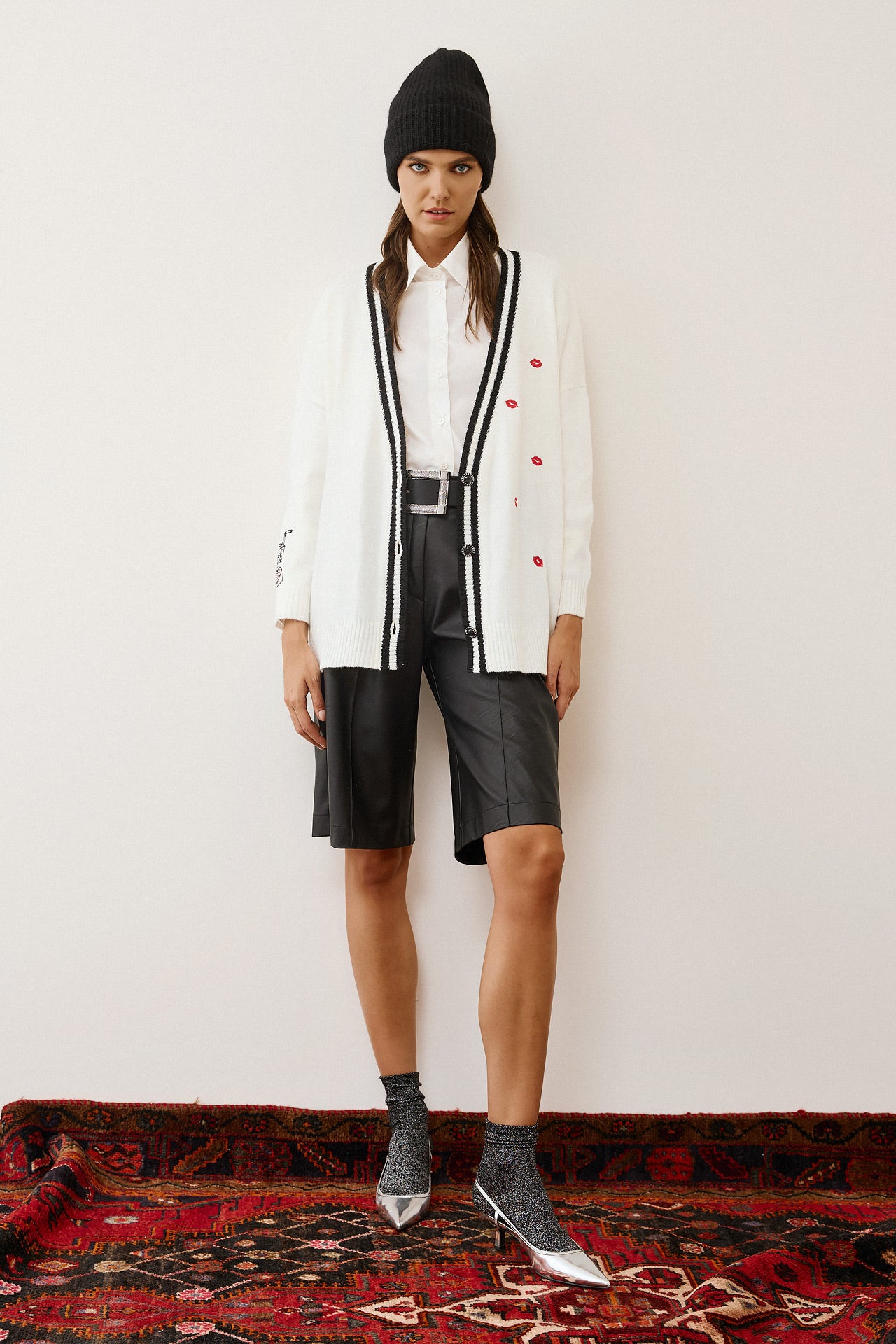 Eighty2 by Figaro - Λευκή Oversize Ζακέτα με Μαύρη Ρίγα & Κόκκινα Πλεκτά Στοιχεία “Play”