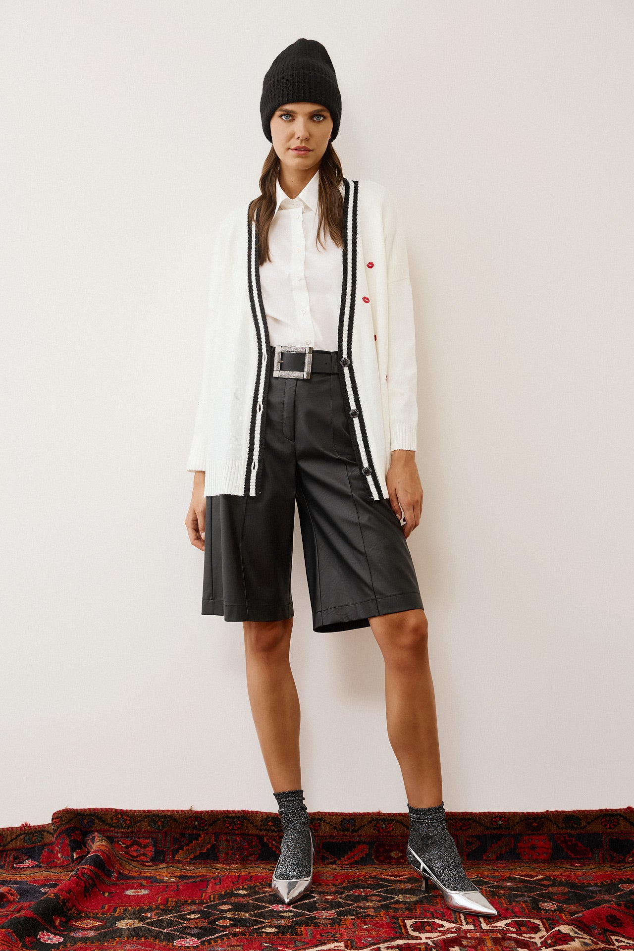 Eighty2 by Figaro - Λευκή Oversize Ζακέτα με Μαύρη Ρίγα & Κόκκινα Πλεκτά Στοιχεία “Play”