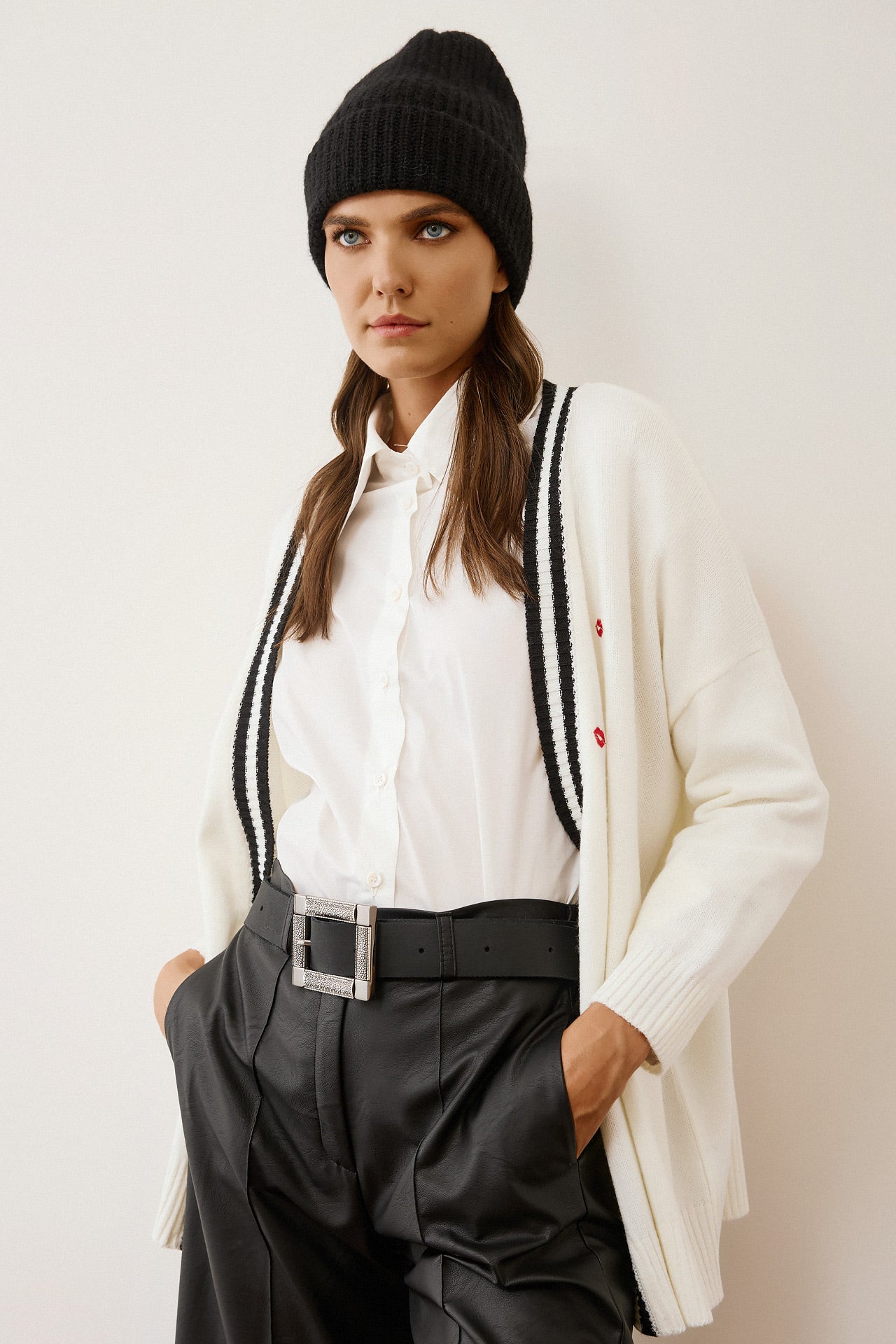 Eighty2 by Figaro - Λευκή Oversize Ζακέτα με Μαύρη Ρίγα & Κόκκινα Πλεκτά Στοιχεία “Play”