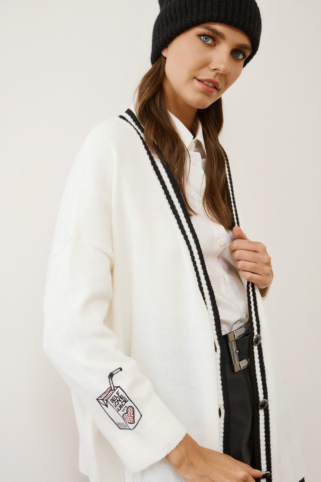 Eighty2 by Figaro - Λευκή Oversize Ζακέτα με Μαύρη Ρίγα & Κόκκινα Πλεκτά Στοιχεία “Play”