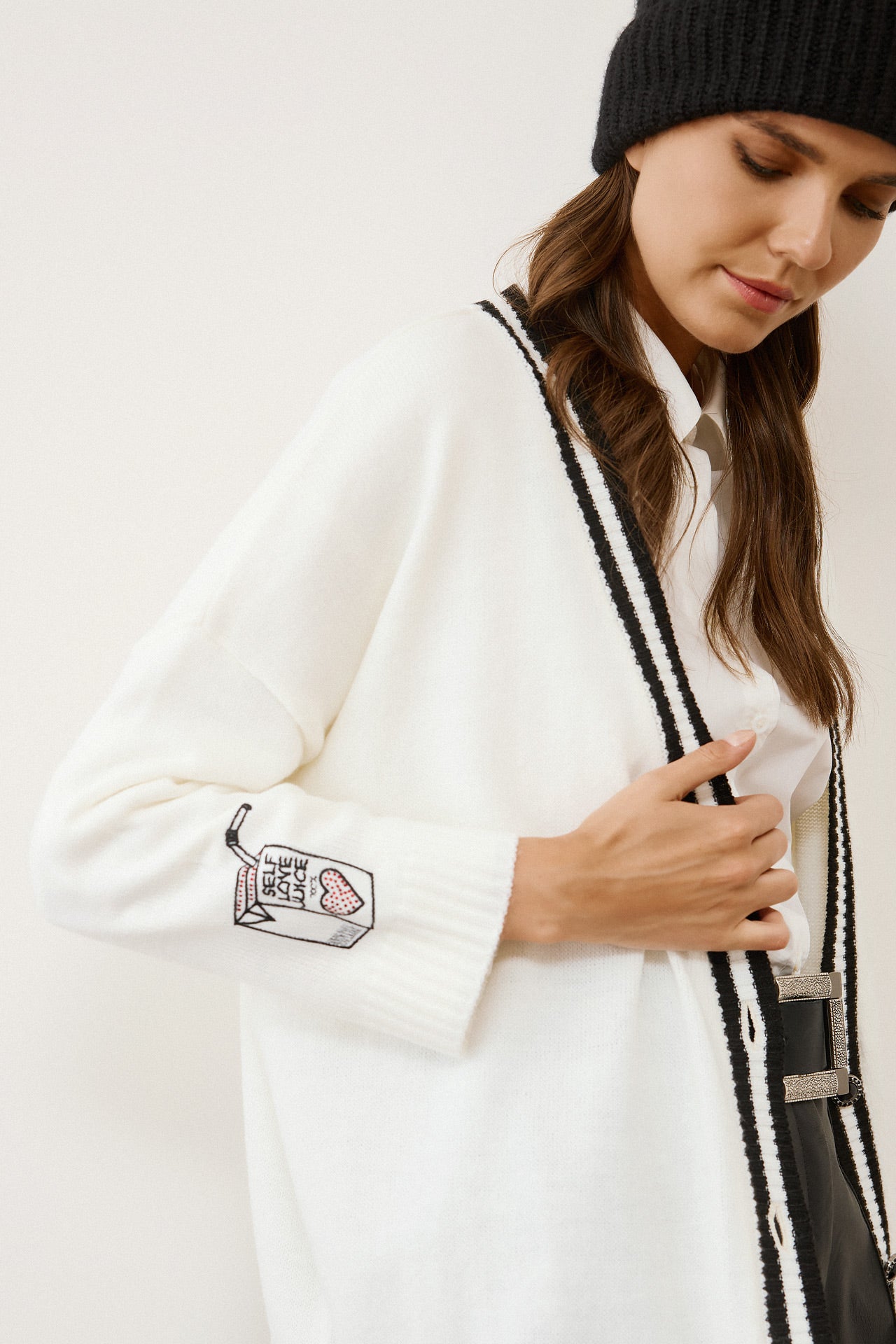 Eighty2 by Figaro - Λευκή Oversize Ζακέτα με Μαύρη Ρίγα & Κόκκινα Πλεκτά Στοιχεία “Play”