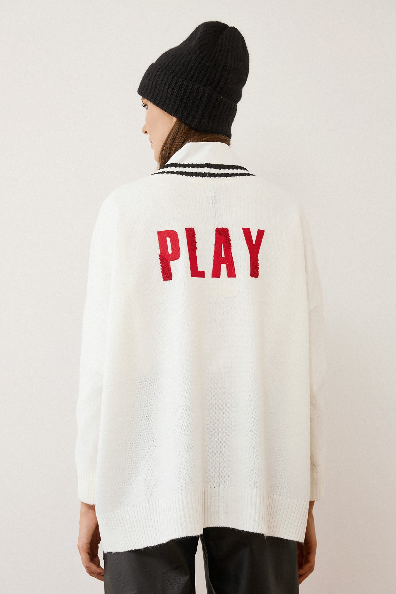 Eighty2 by Figaro - Λευκή Oversize Ζακέτα με Μαύρη Ρίγα & Κόκκινα Πλεκτά Στοιχεία “Play”