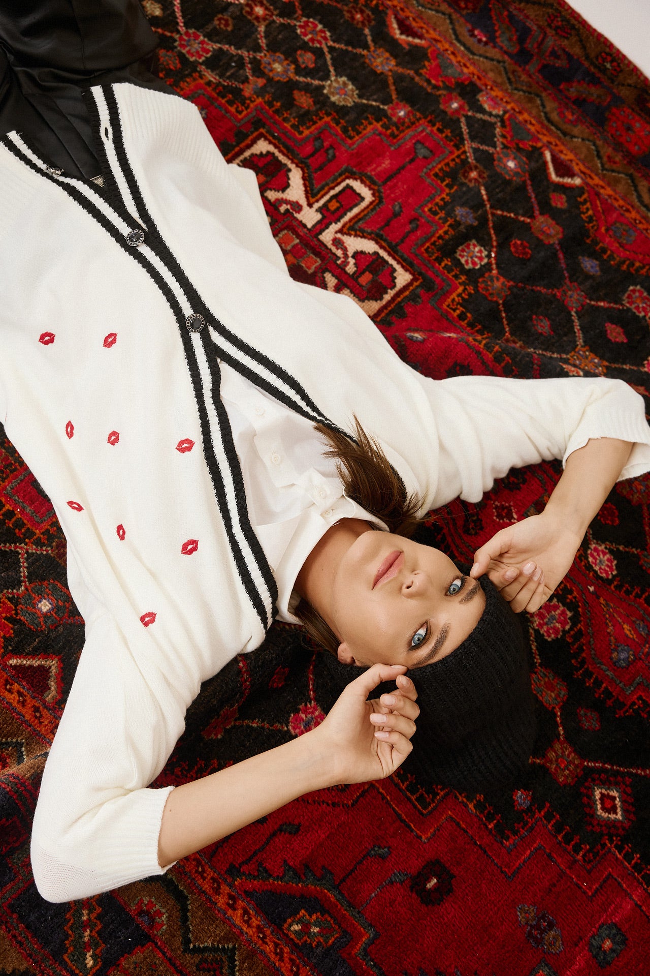 Eighty2 by Figaro - Λευκή Oversize Ζακέτα με Μαύρη Ρίγα & Κόκκινα Πλεκτά Στοιχεία “Play”