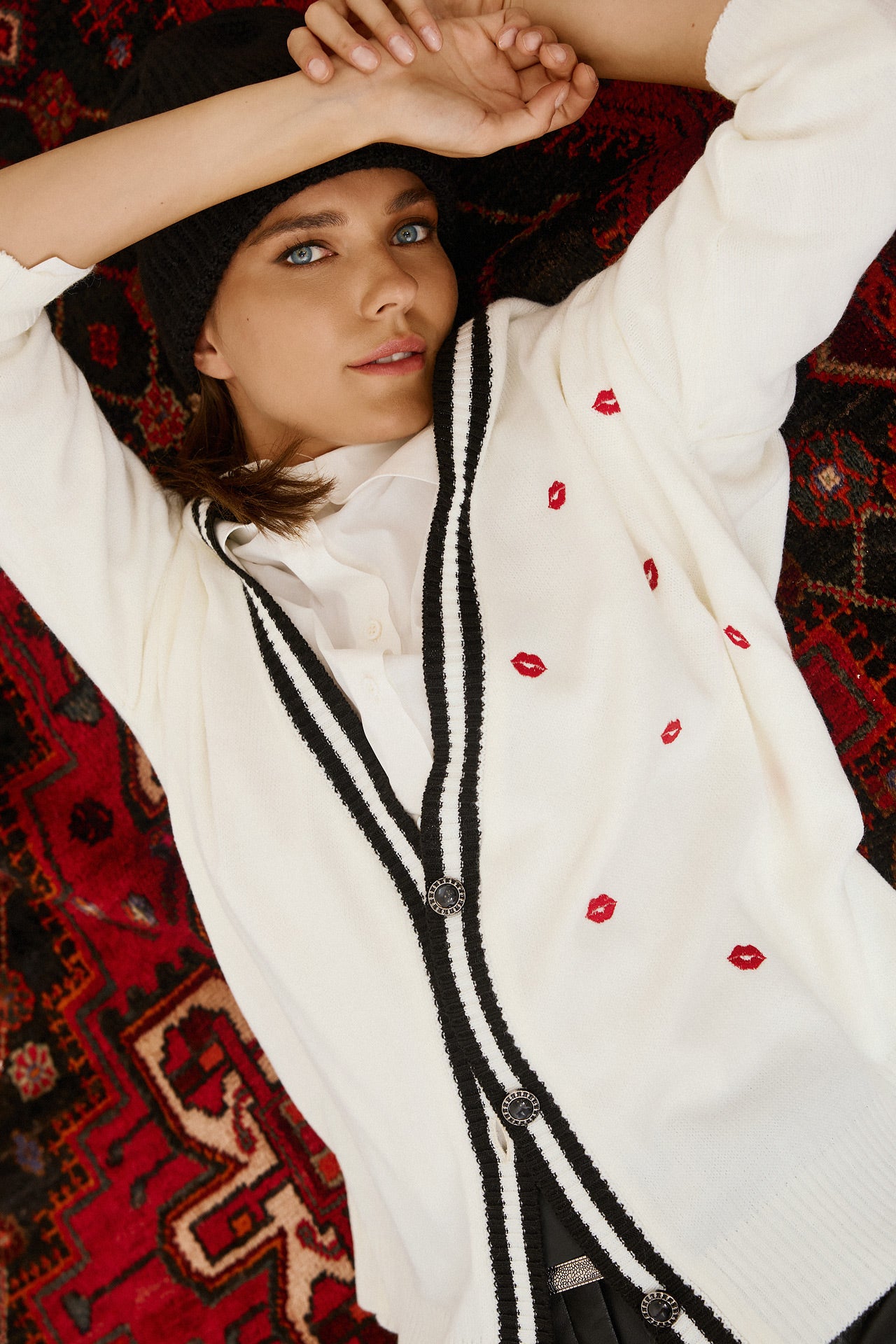 Eighty2 by Figaro - Λευκή Oversize Ζακέτα με Μαύρη Ρίγα & Κόκκινα Πλεκτά Στοιχεία “Play”