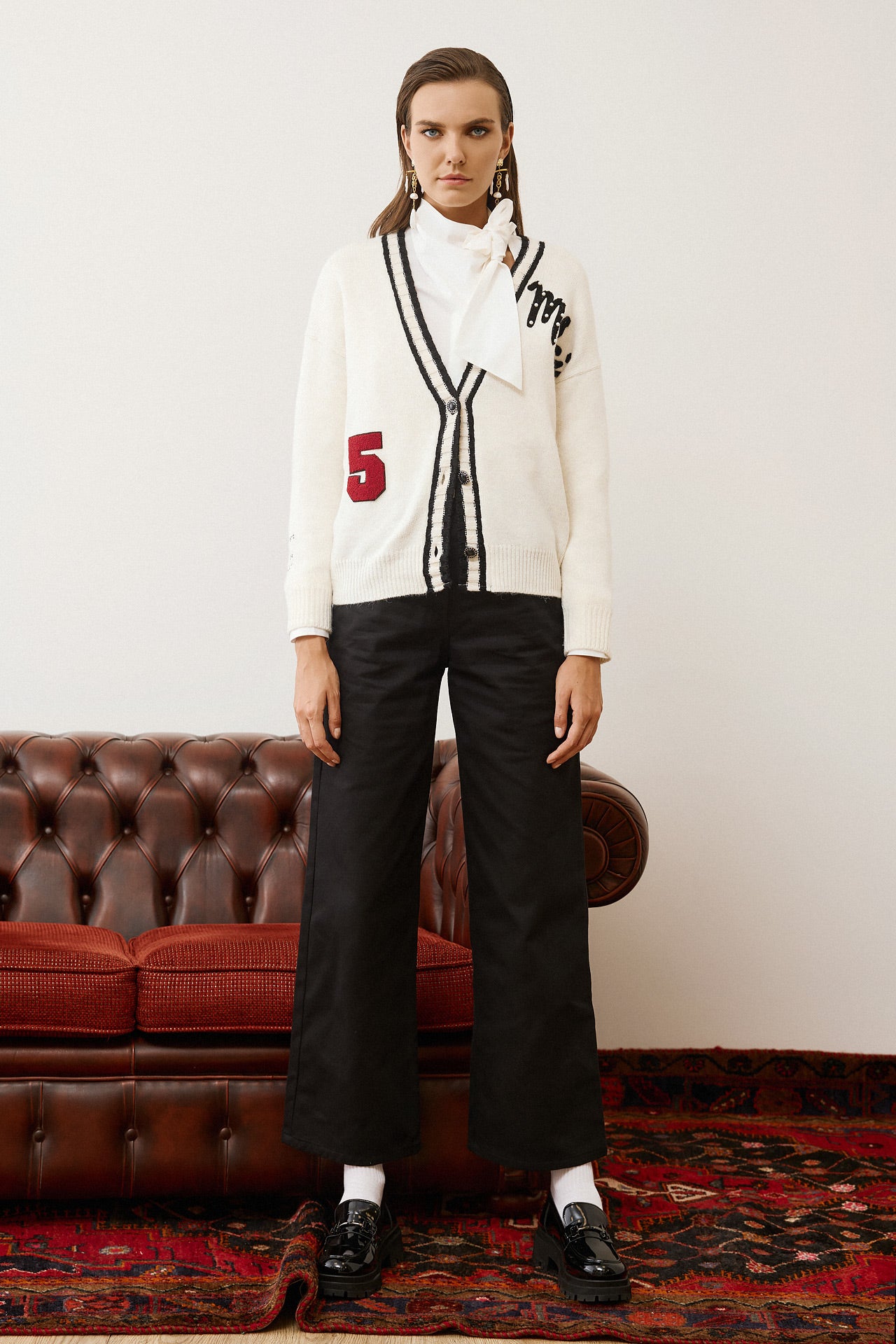 Eighty2 by Figaro - Λευκή Oversized Ζακέτα με Μαύρη Ρίγα και Κεντημένο "LOVE" στην Πλάτη