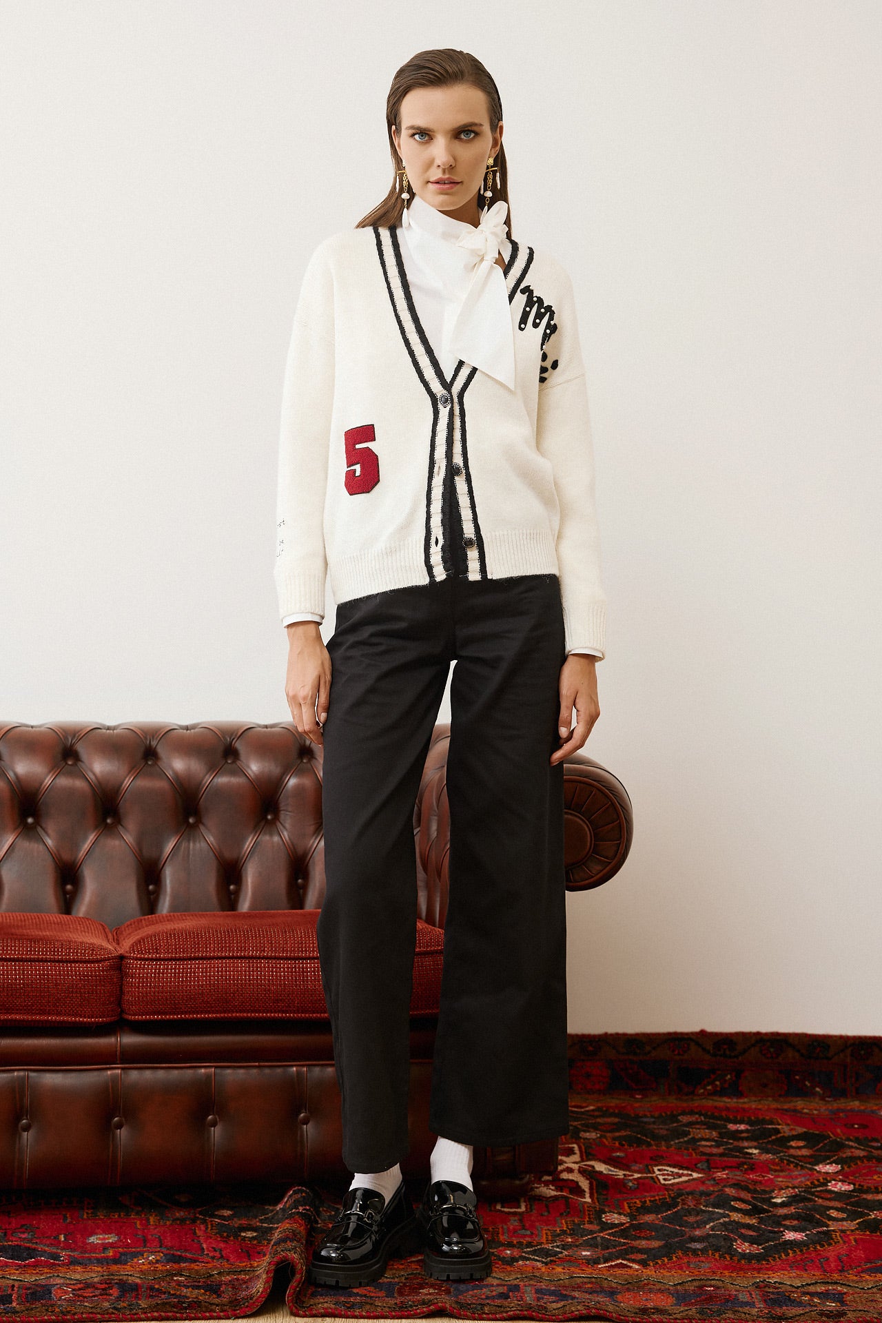 Eighty2 by Figaro - Λευκή Oversized Ζακέτα με Μαύρη Ρίγα και Κεντημένο "LOVE" στην Πλάτη