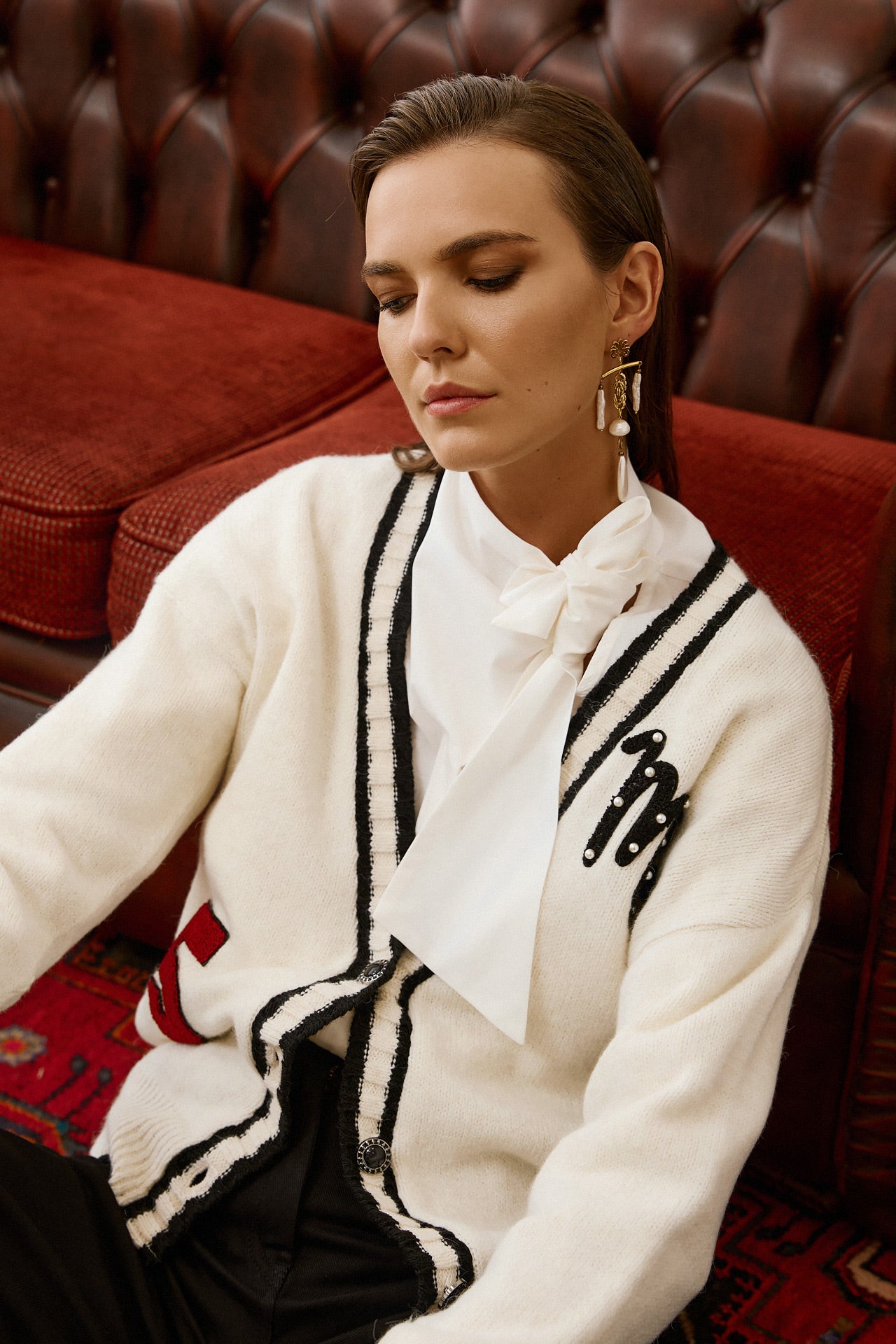 Eighty2 by Figaro - Λευκή Oversized Ζακέτα με Μαύρη Ρίγα και Κεντημένο "LOVE" στην Πλάτη