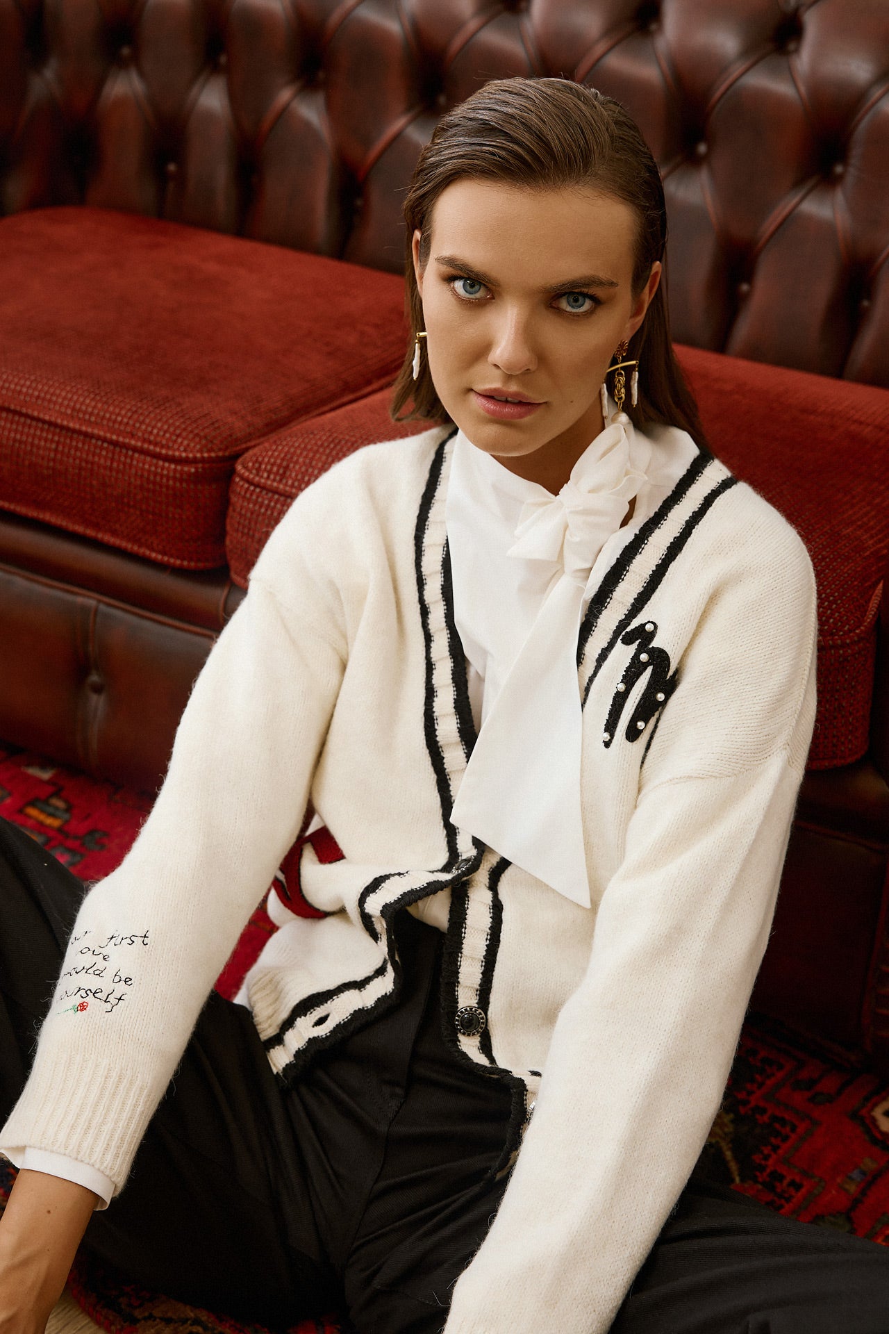 Eighty2 by Figaro - Λευκή Oversized Ζακέτα με Μαύρη Ρίγα και Κεντημένο "LOVE" στην Πλάτη