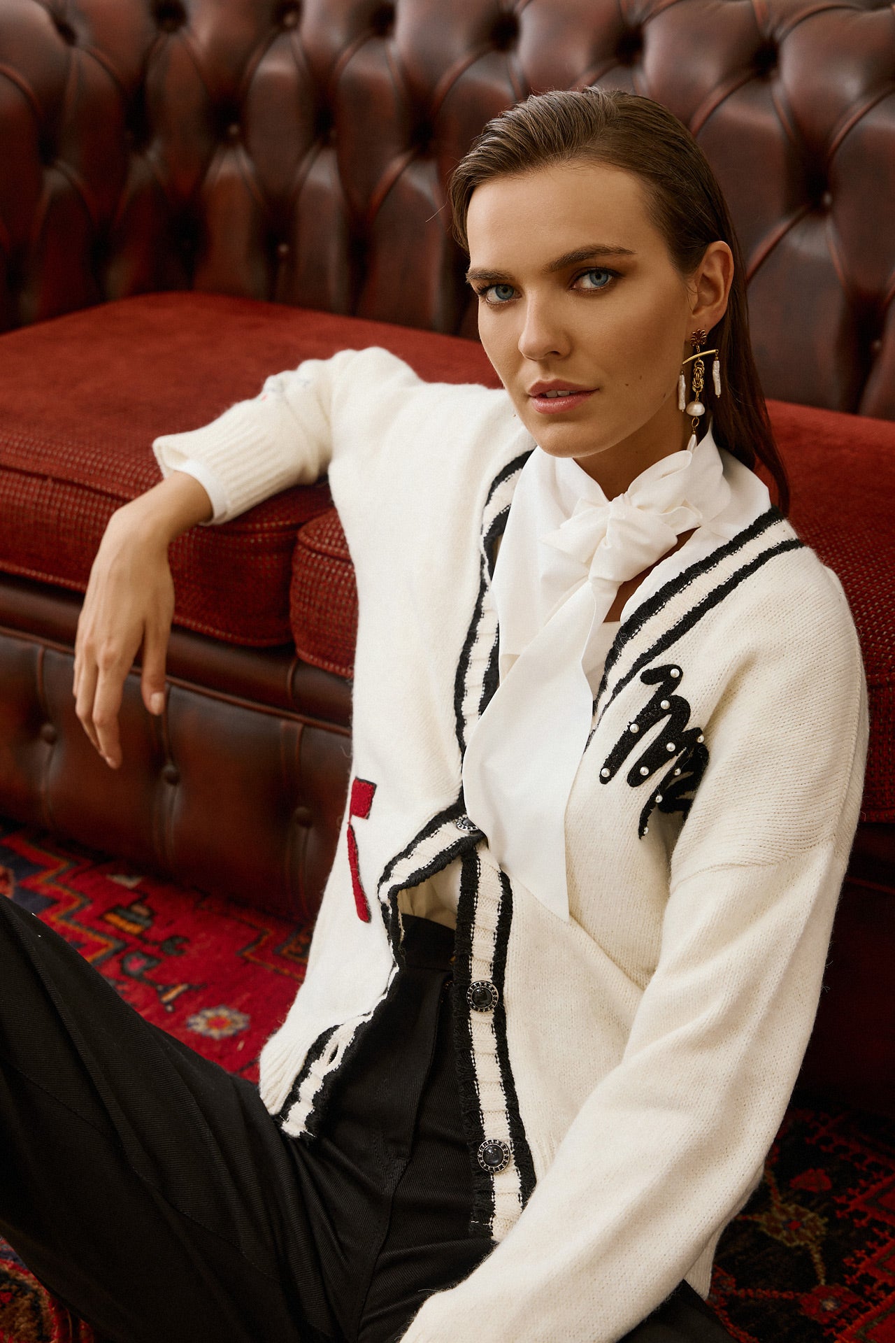 Eighty2 by Figaro - Λευκή Oversized Ζακέτα με Μαύρη Ρίγα και Κεντημένο "LOVE" στην Πλάτη