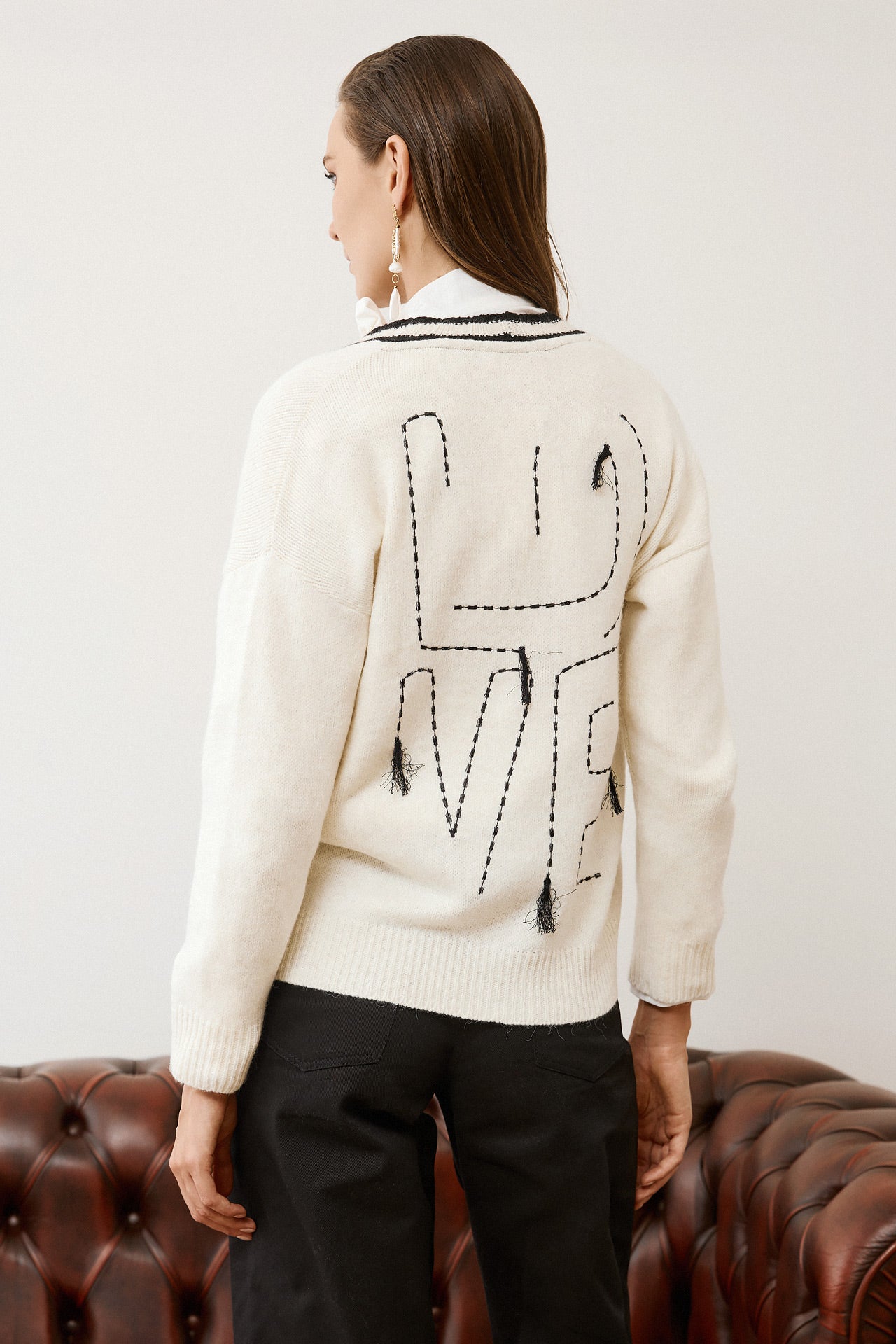 Eighty2 by Figaro - Λευκή Oversized Ζακέτα με Μαύρη Ρίγα και Κεντημένο "LOVE" στην Πλάτη