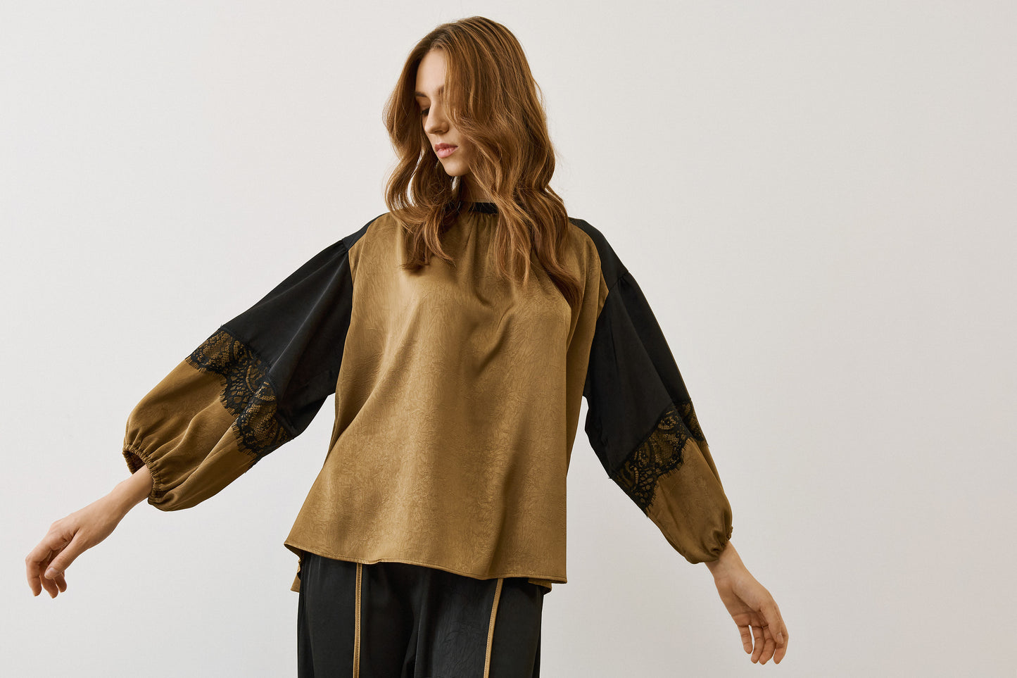 Figaro - Λαδί Μπλούζα με Παγιέτες Με Μαύρη Δαντέλα