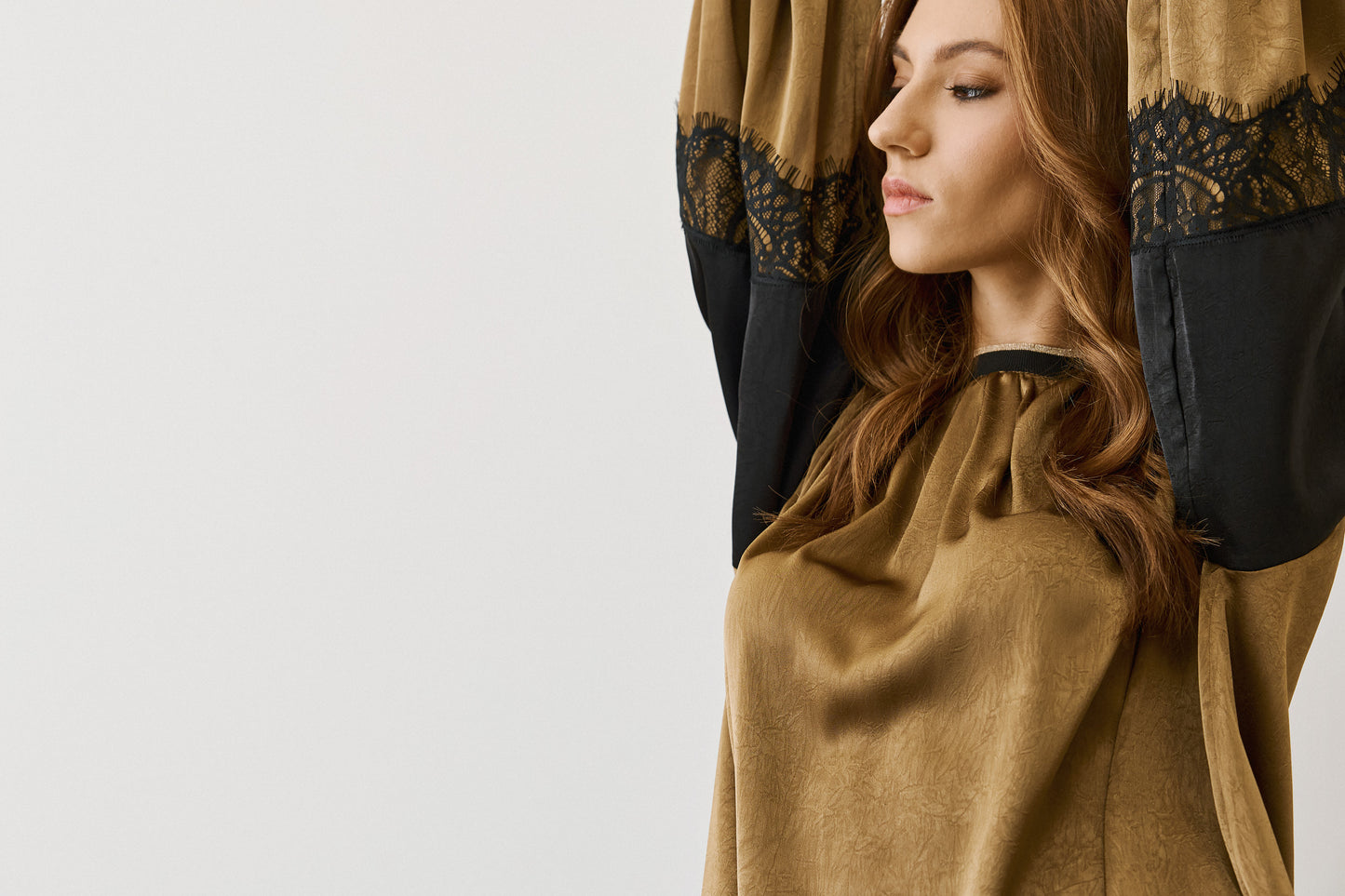 Figaro - Λαδί Μπλούζα με Παγιέτες Με Μαύρη Δαντέλα