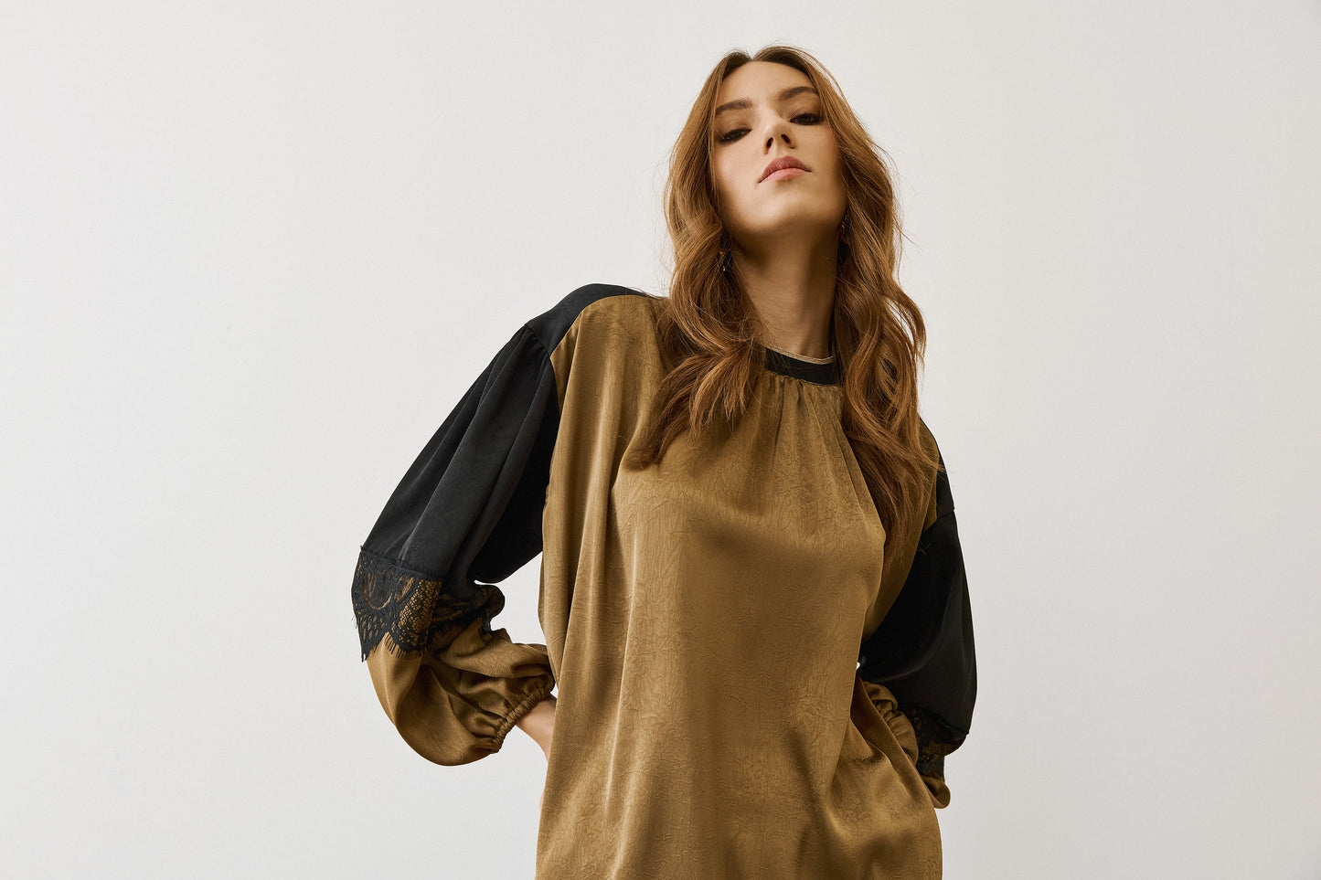 Figaro - Λαδί Μπλούζα με Παγιέτες Με Μαύρη Δαντέλα