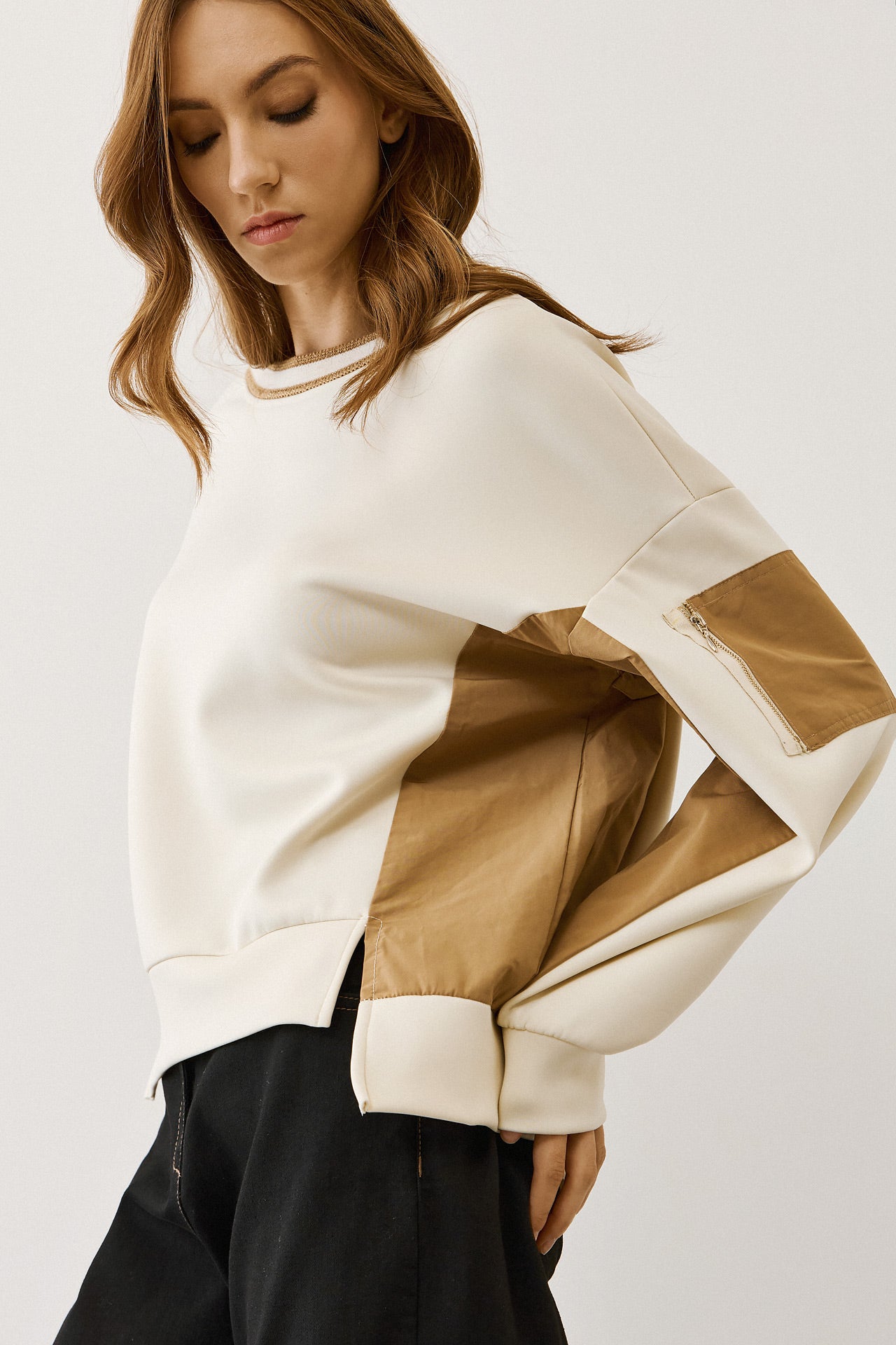 Figaro - Μπλούζα Φούτερ με Διχρωμία & Λεπτομέρεια Τσέπης στο Μανίκι Μπεζ
