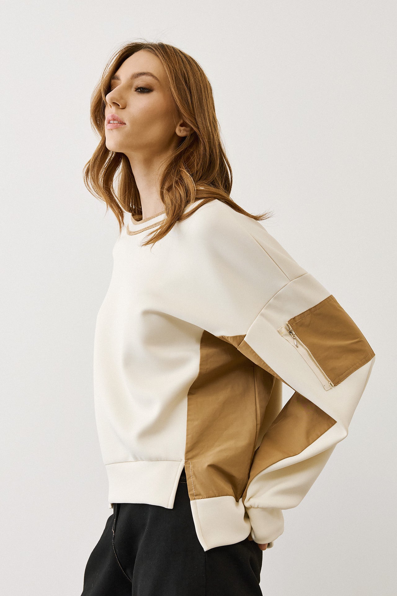 Figaro - Μπλούζα Φούτερ με Διχρωμία & Λεπτομέρεια Τσέπης στο Μανίκι Μπεζ