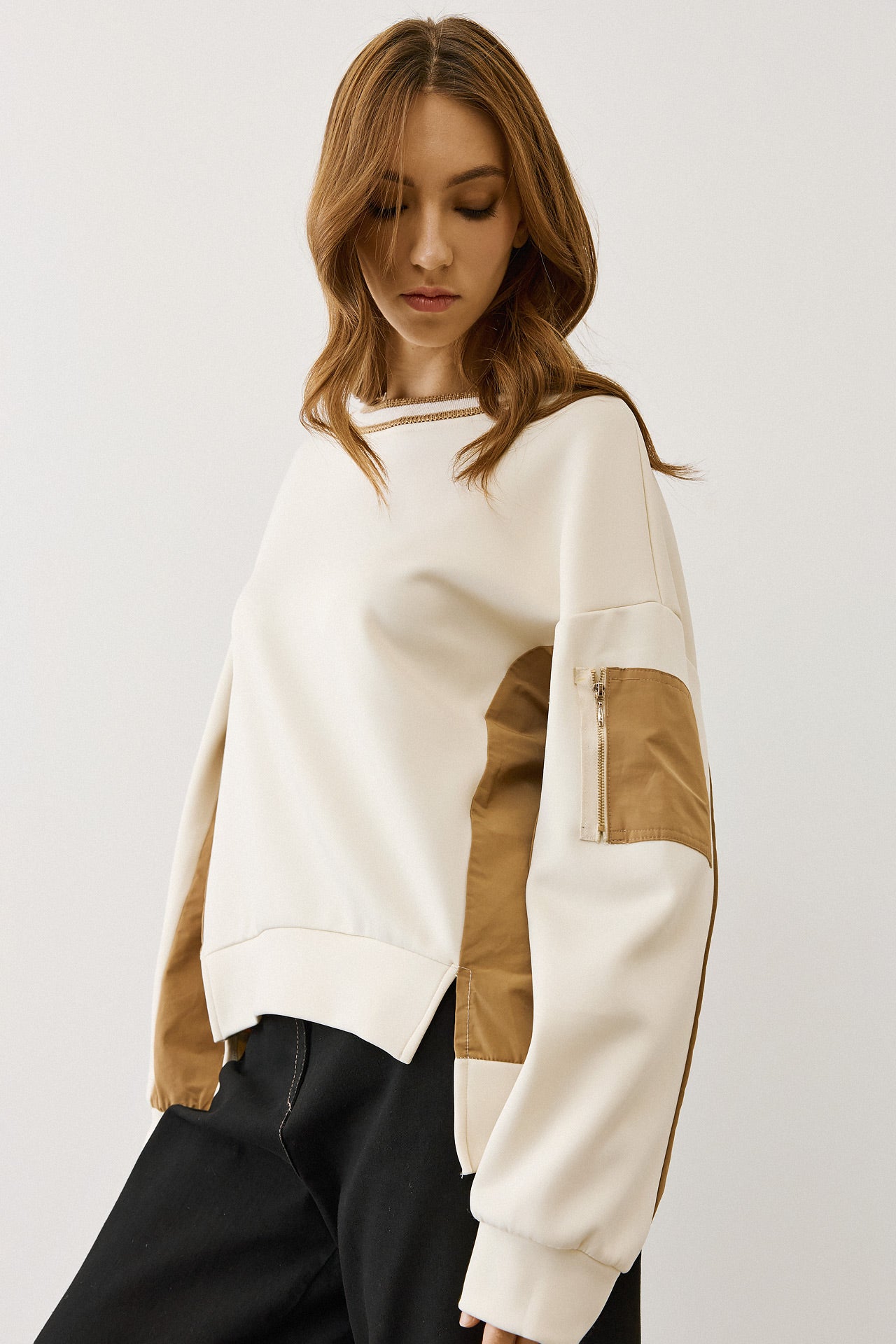Figaro - Μπλούζα Φούτερ με Διχρωμία & Λεπτομέρεια Τσέπης στο Μανίκι Μπεζ