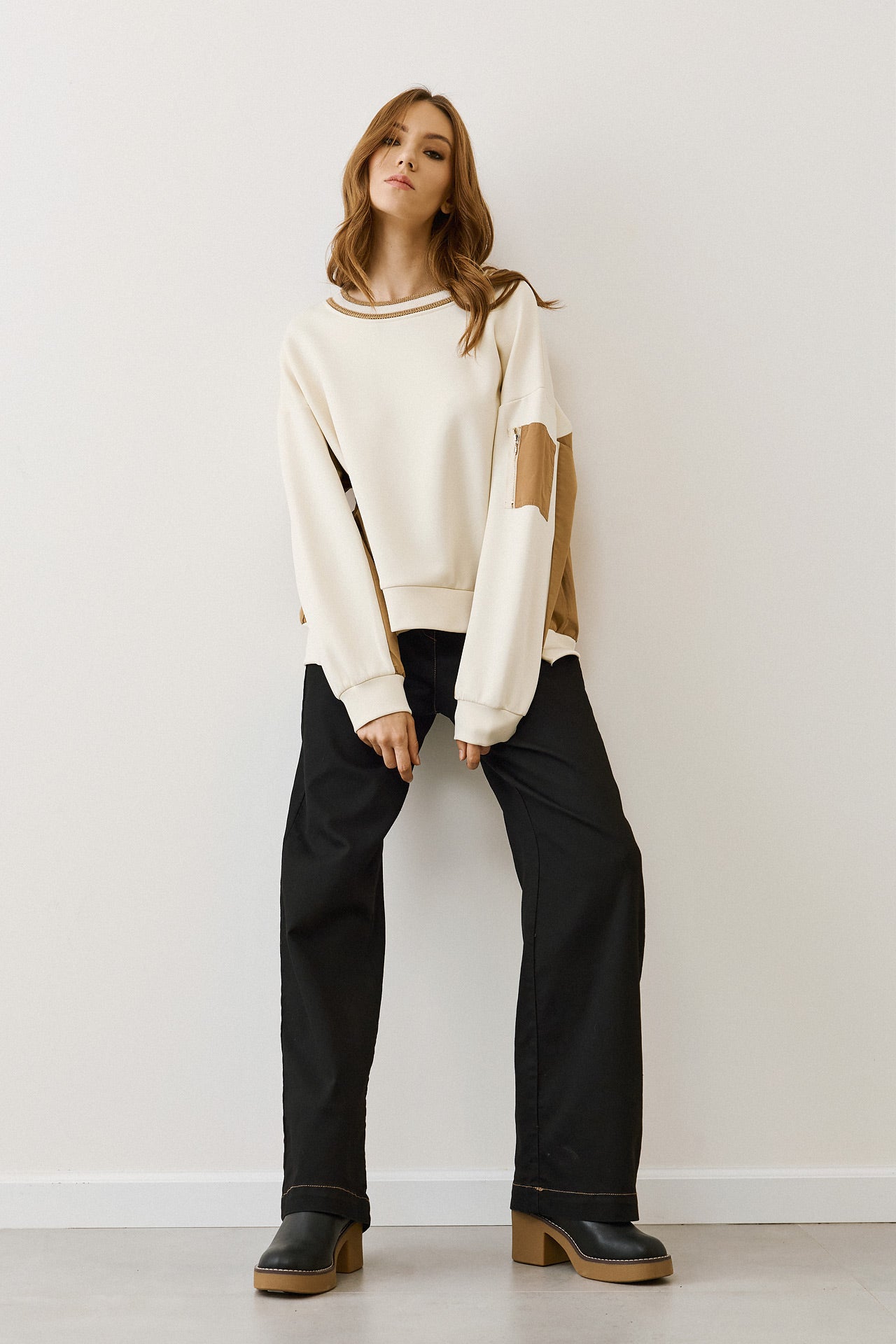 Figaro - Μπλούζα Φούτερ με Διχρωμία & Λεπτομέρεια Τσέπης στο Μανίκι Μπεζ