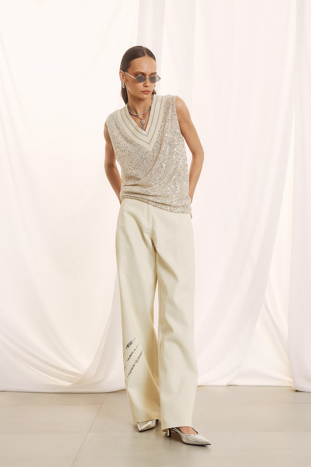 Figaro - Αμάνικη Μπλούζα με Παγιέτες,  V Λαιμόκοψη και Ασημί Διακοσμητική Ρίγα