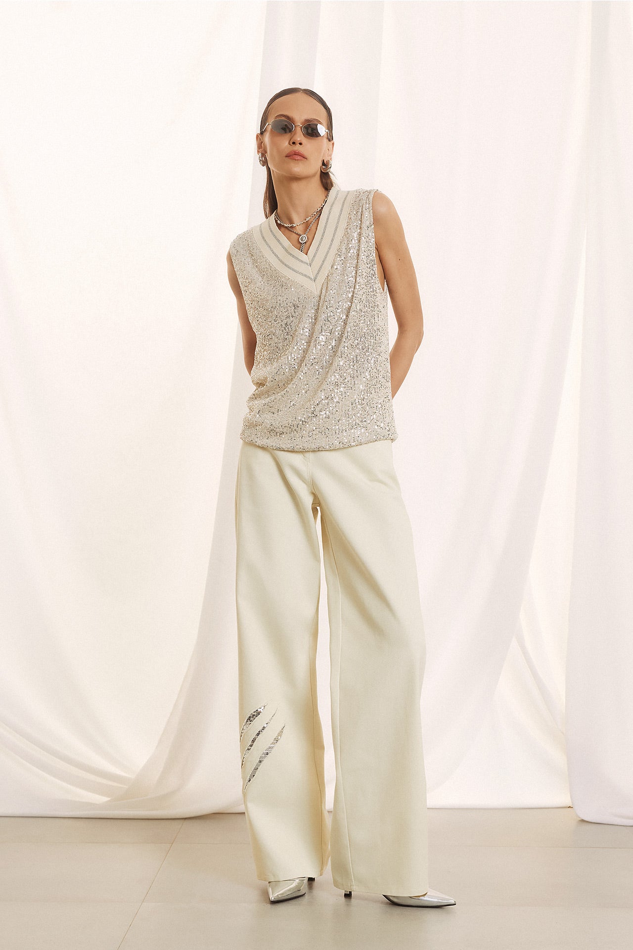 Figaro - Αμάνικη Μπλούζα με Παγιέτες,  V Λαιμόκοψη και Ασημί Διακοσμητική Ρίγα