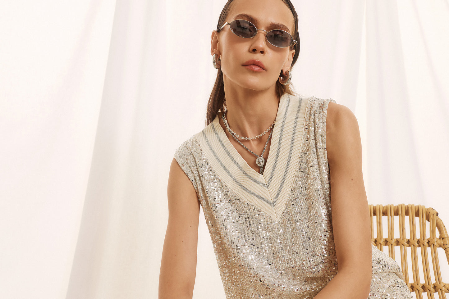 Figaro - Αμάνικη Μπλούζα με Παγιέτες,  V Λαιμόκοψη και Ασημί Διακοσμητική Ρίγα