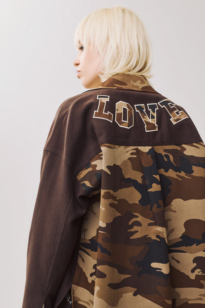 Eighty2 by Figaro - Oversized Πουκάμισο με Camouflage Πλάτη & Κέντημα "LOVE" – Καφέ
