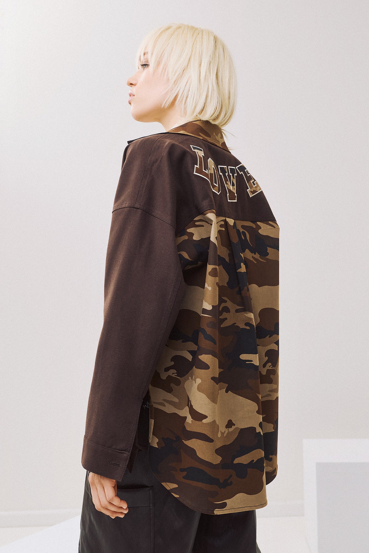 Eighty2 by Figaro - Oversized Πουκάμισο με Camouflage Πλάτη & Κέντημα "LOVE" – Καφέ