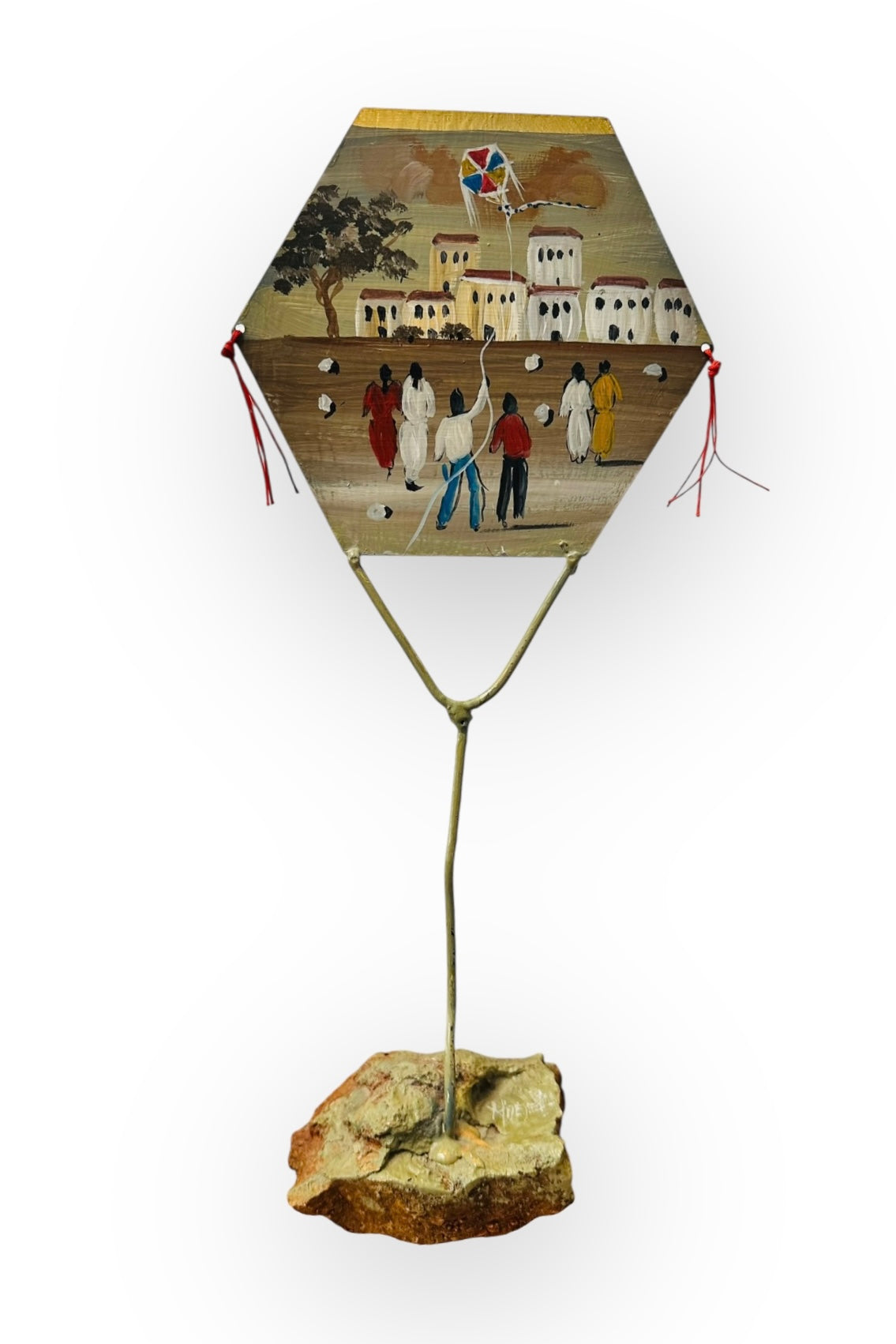 Μεταλλικός χαρταετός ζωγραφισμένος στο χέρι σε βάση από βράχο