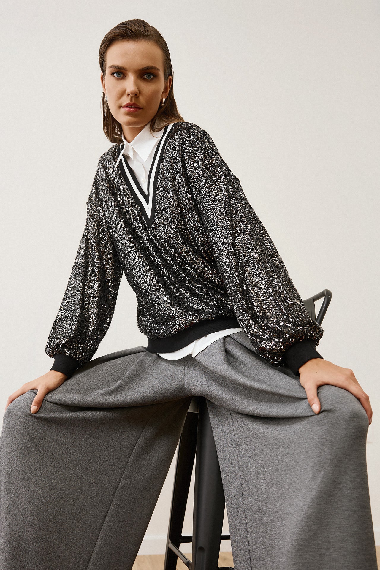 Figaro - Μπλούζα με Παγιέτες & V-Λαιμόκοψη