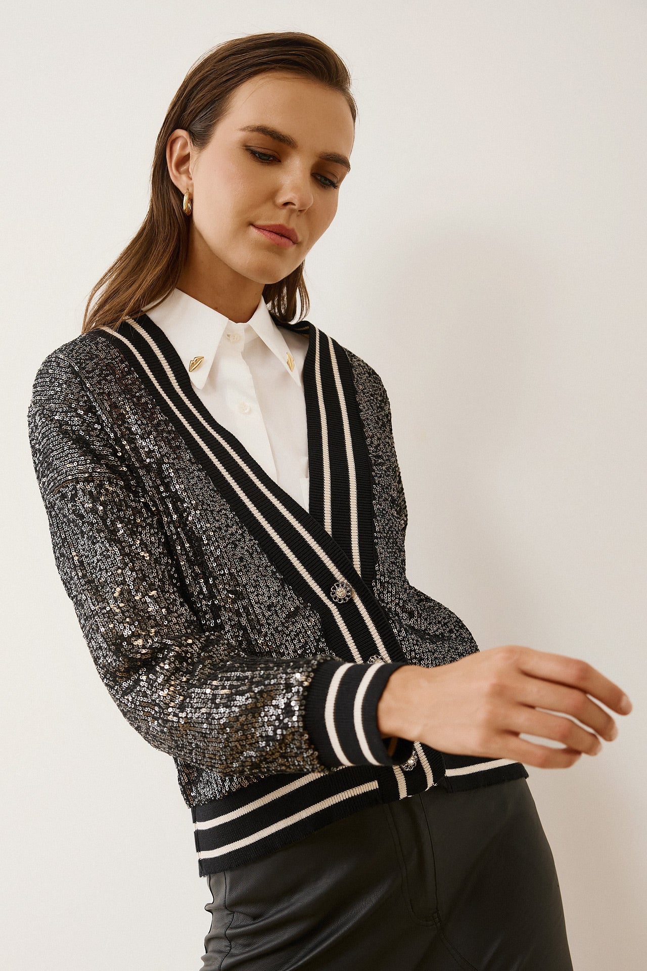 Figaro - Ζακέτα με Παγιέτες & V-Λαιμόκοψη