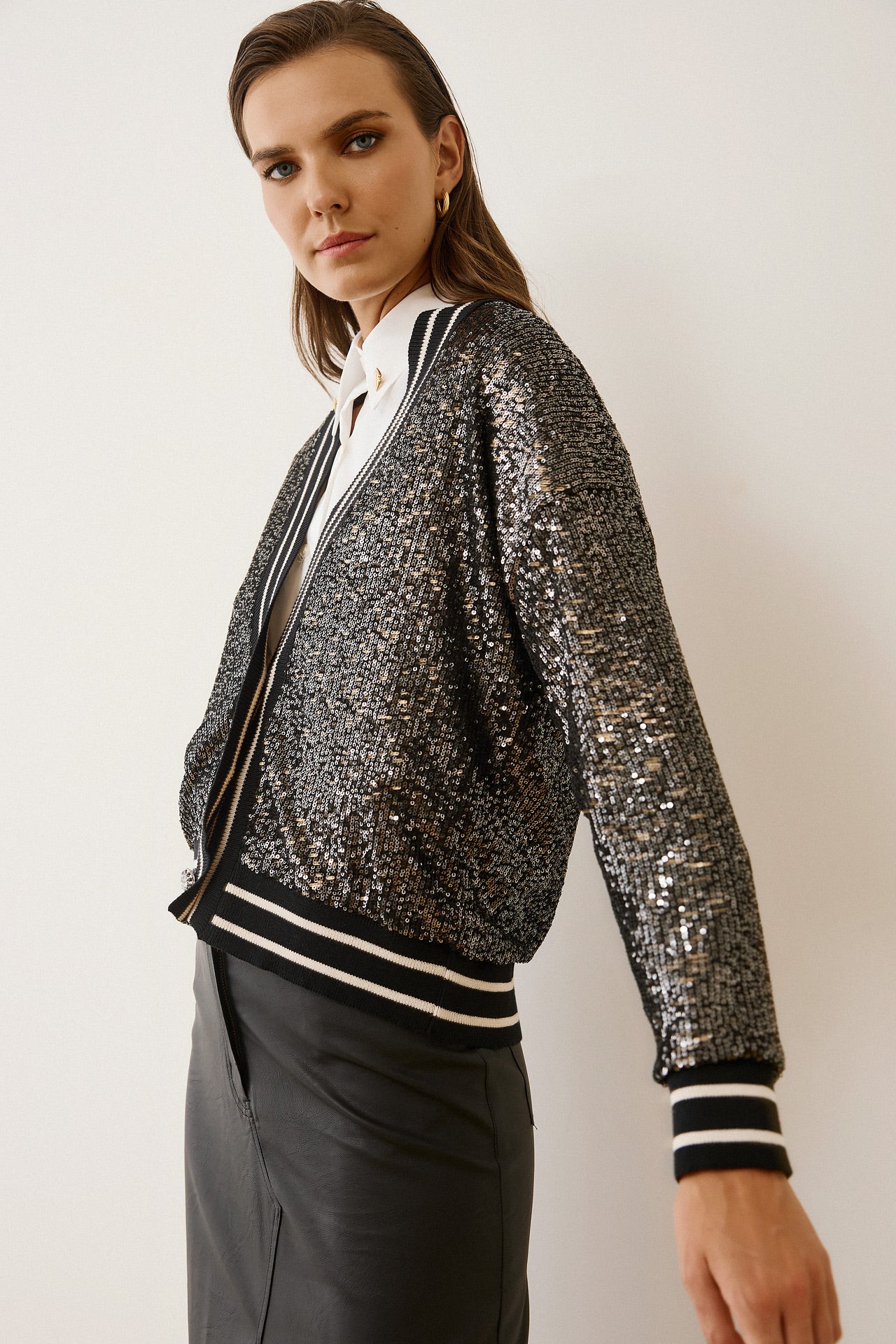 Figaro - Ζακέτα με Παγιέτες & V-Λαιμόκοψη