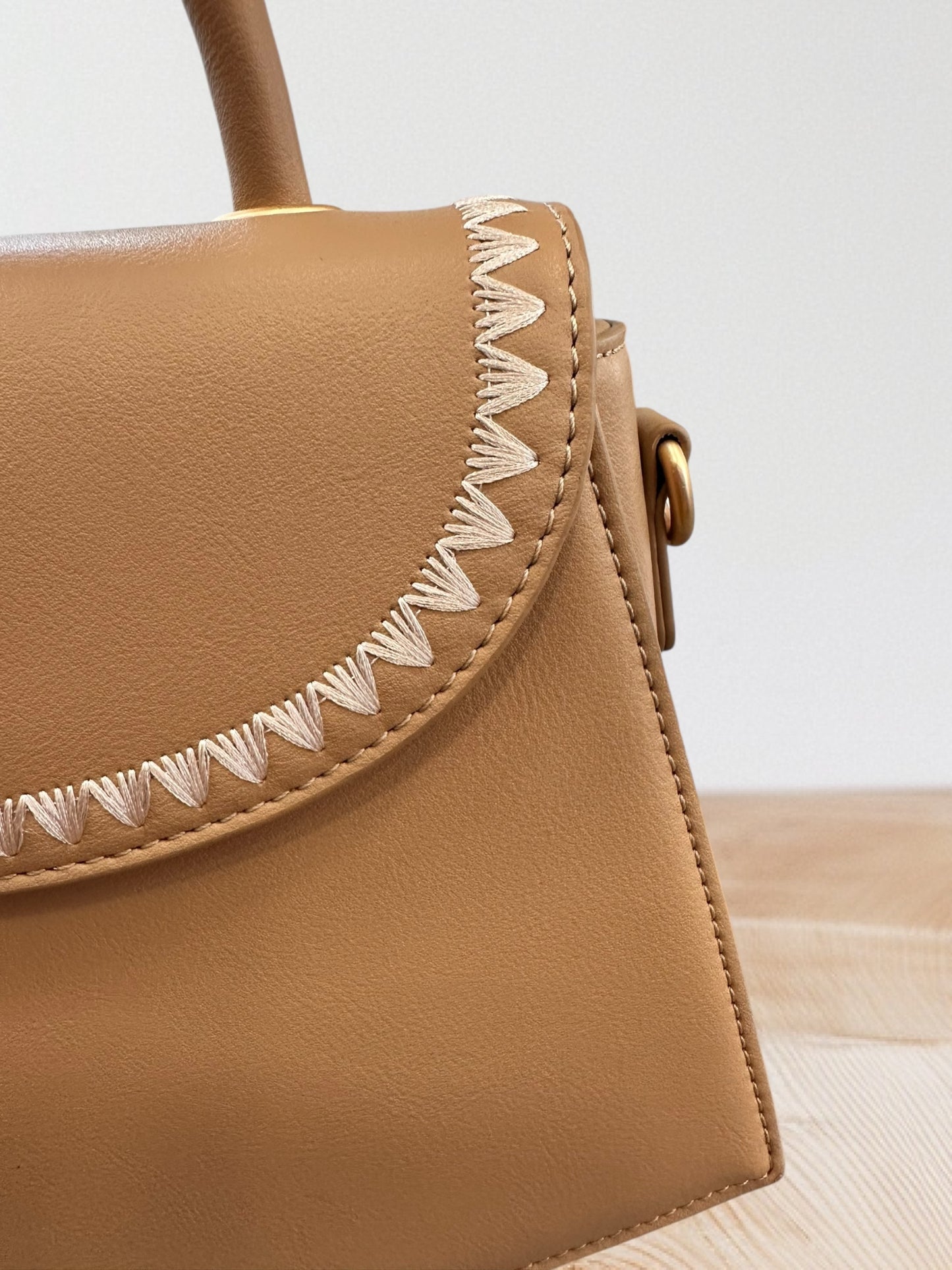 Diana @ Co Firenze - Τσαντάκι Χειρός & Ώμου Μόκα με Κεντητή Λεπτομέρεια