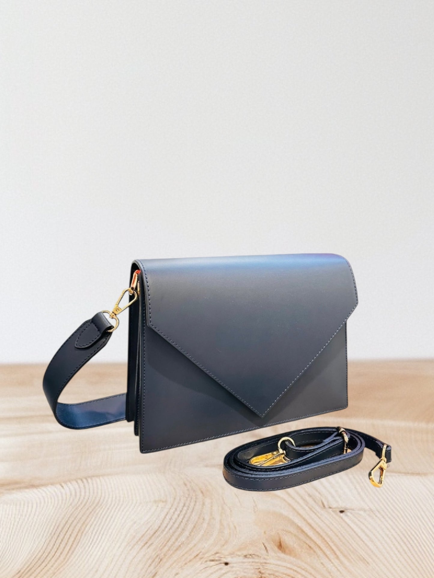 Loet - Δερμάτινη τσάντα ώμου V με 2 λουράκια μπλε