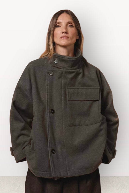 Gioya & Co - Κοντό Παλτό με Ψηλό Γιακά & Πολλαπλές Τσέπες Γκρι