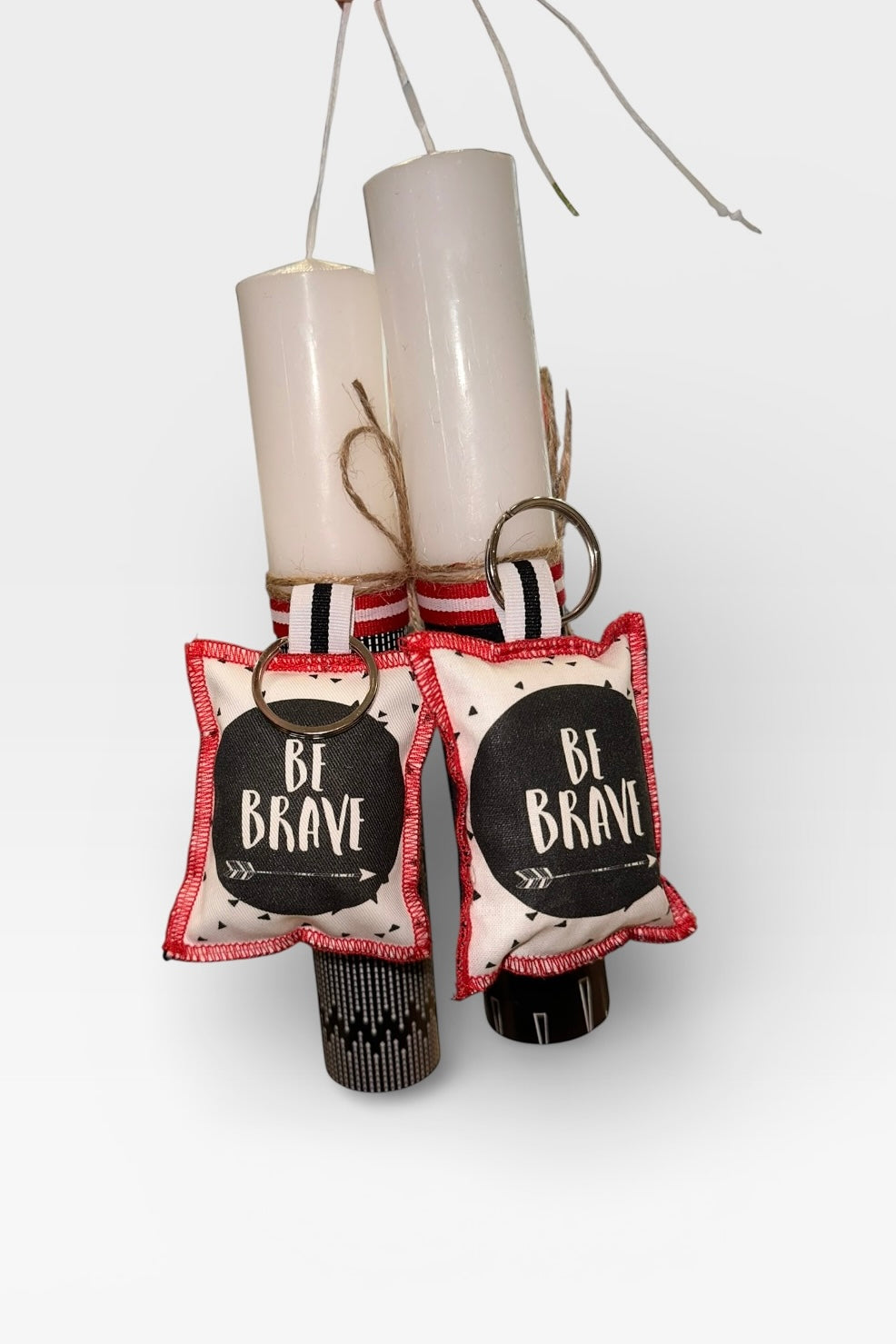 Maria Davilla - Λαμπάδα Χειροποίητη Με Μπρελόκ “Be Brave”  (Αντρική)