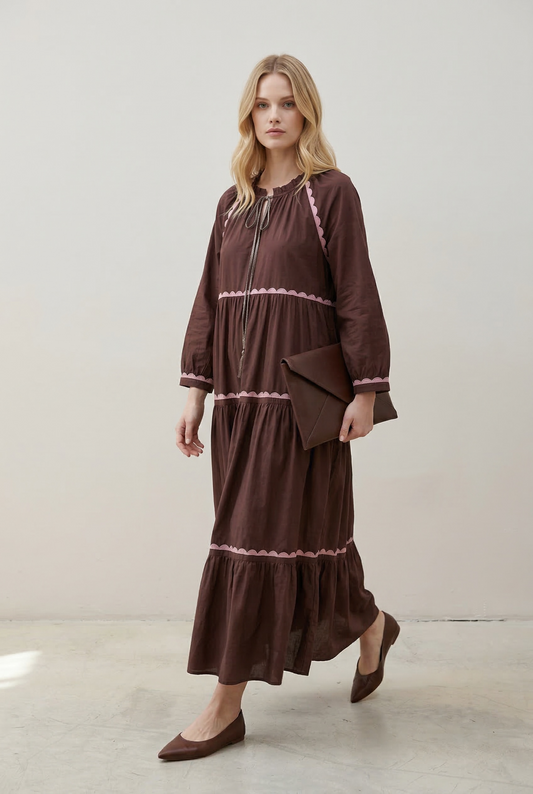 Gioya &Co - Καφέ Boho φόρεμα με ροζ διακοσμητικές λεπτομέρειες