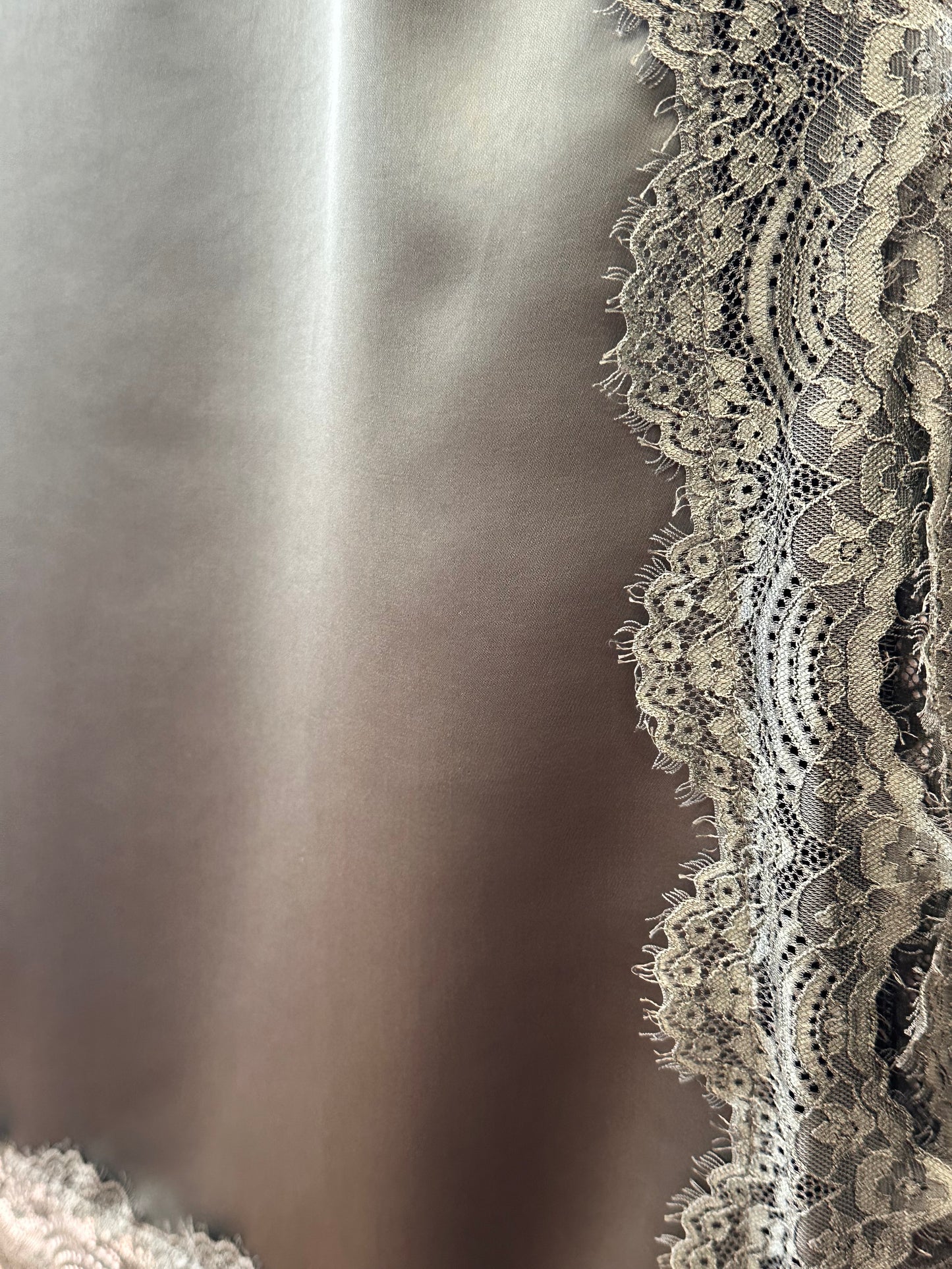 Charizma -Σατέν Φόρεμα με Δαντέλα & Πλαϊνό Σκίσιμο Χακί