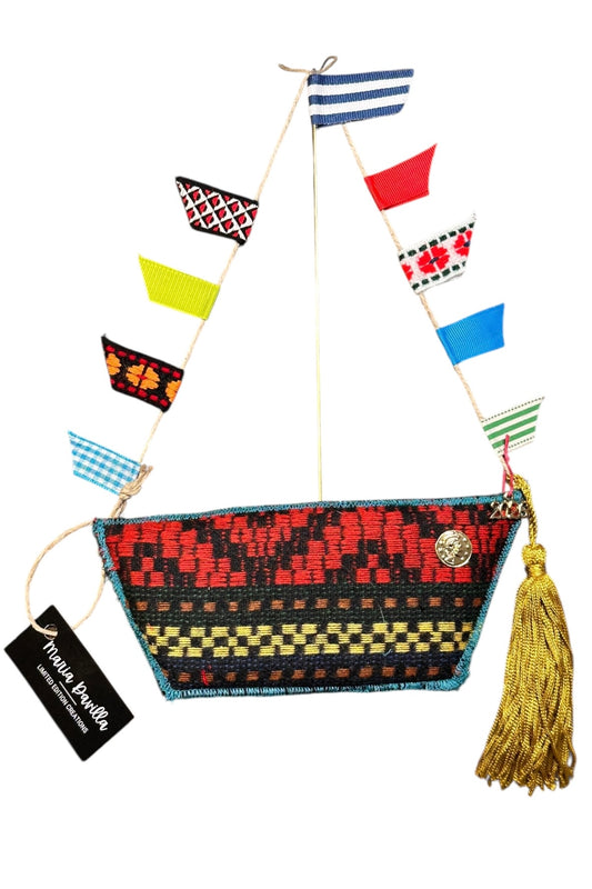 Maria Davilla - Χειροποίητο Μεγάλο Καράβι από Υφαντό Με Σημαιάκια Μπορντό