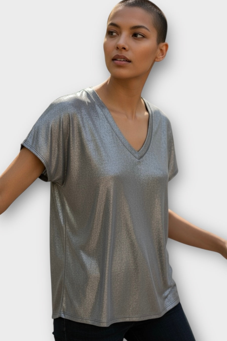 An'ge Agnez- Γυναικείο Γυαλιστερό Μπλουζάκι με V Λαιμόκοψη Ασημί