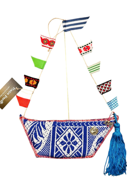 Maria Davilla - Χειροποίητο Μεγάλο Καράβι από Υφαντό Με Σημαιάκια Μπλε & Κόκκινο